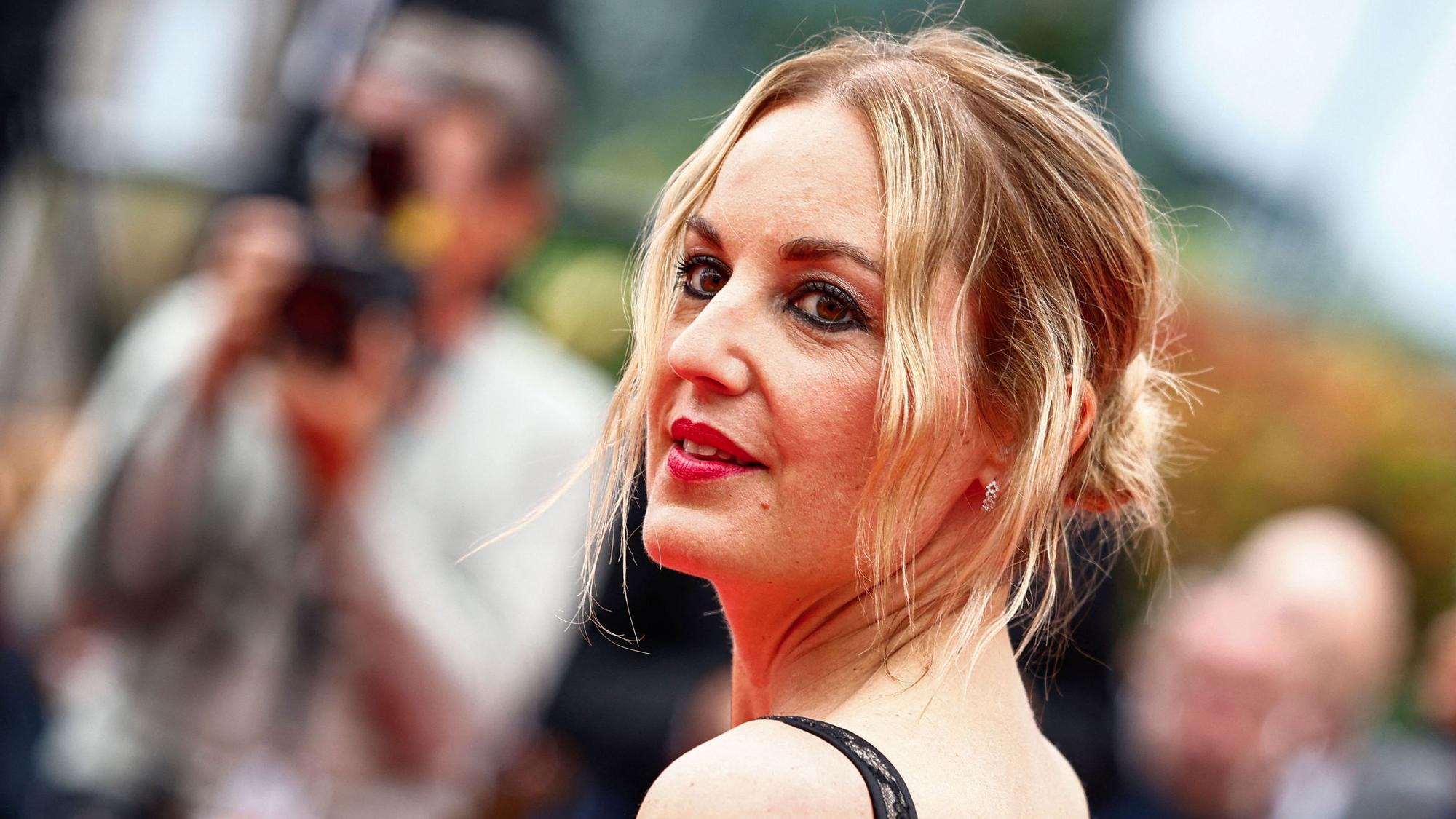 Agathe Riedinger steht vor Fotografen auf dem roten Teppich von Cannes.