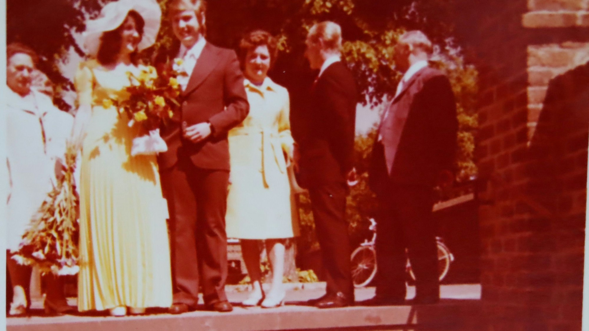 Zu sehen ist eine Hochzeitsgesellschaft in den 70er-Jahren.