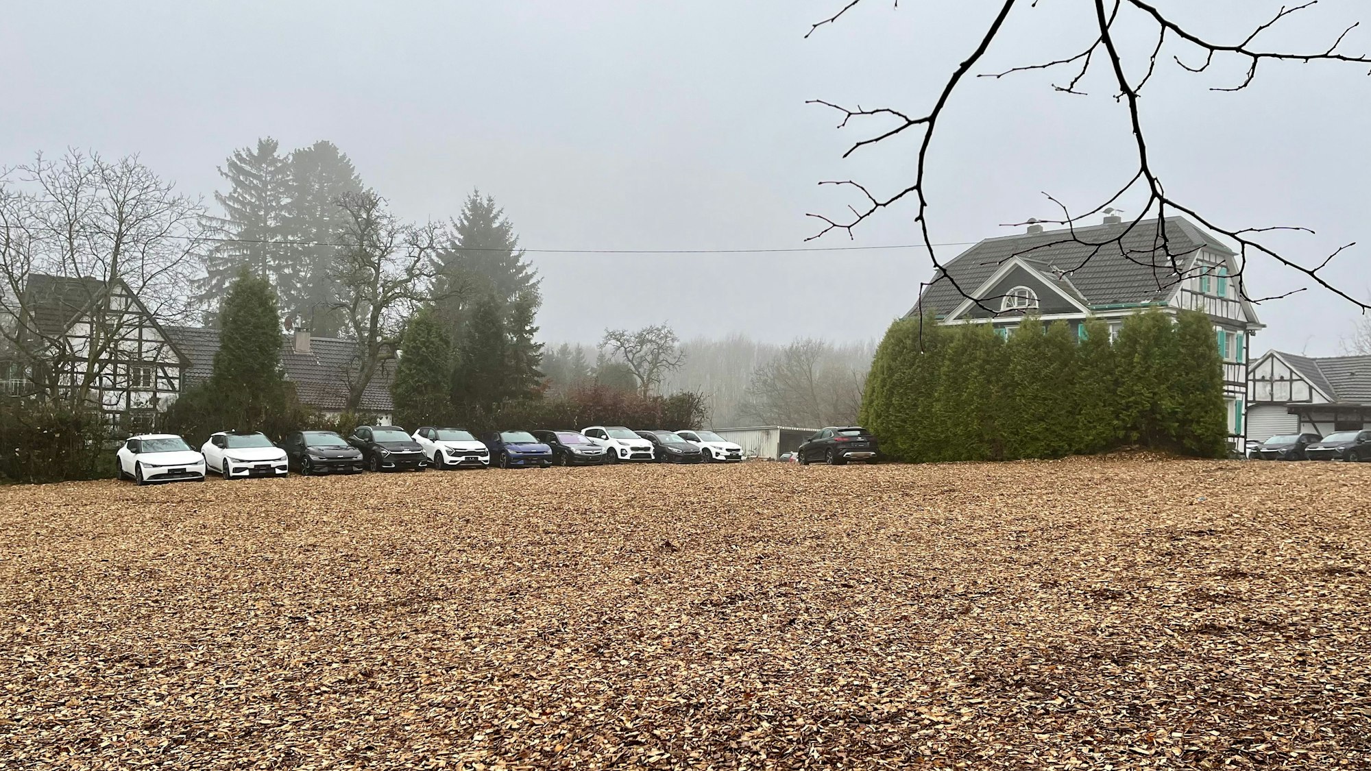 Blick auf den Gutshof Linde in Burscheid. Nebenan stehen schon Autos.