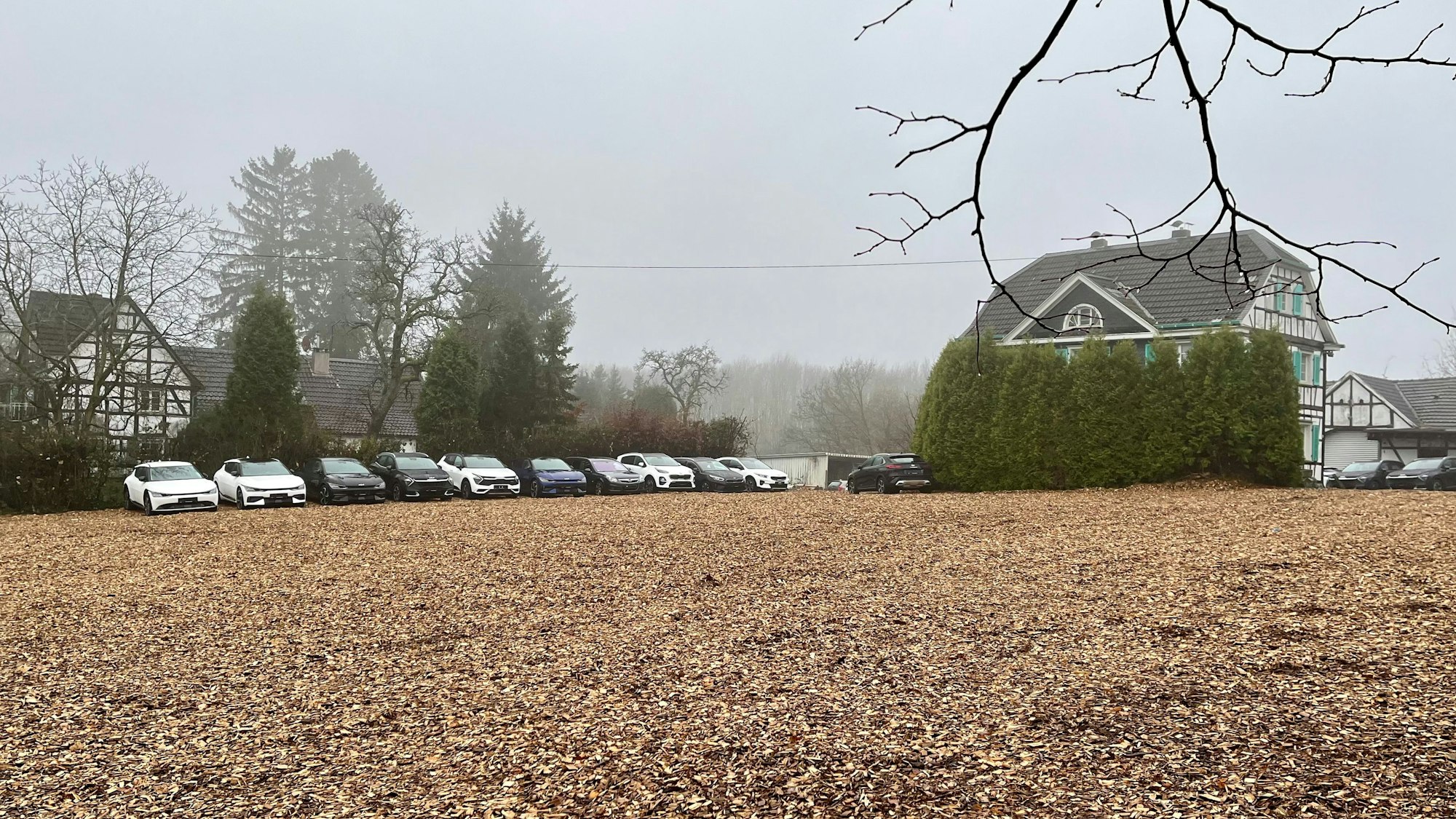Blick auf den Gutshof Linde in Burscheid. Nebenan stehen schon Autos.