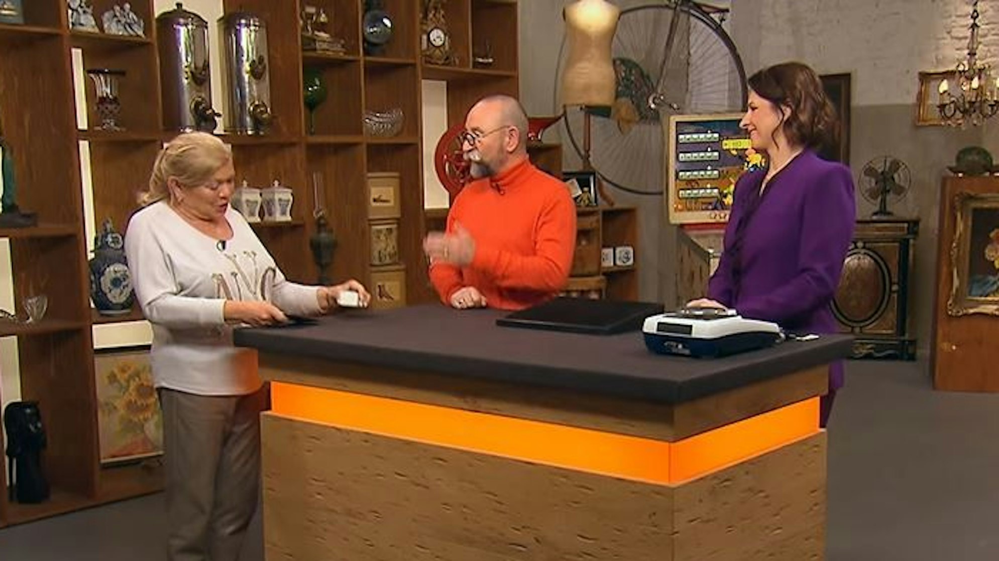 Hildegard Bernards (v.l.) aus Bergheim mit Horst Lichter bei der Expertise von Wendela Horz von Bares für Rares.