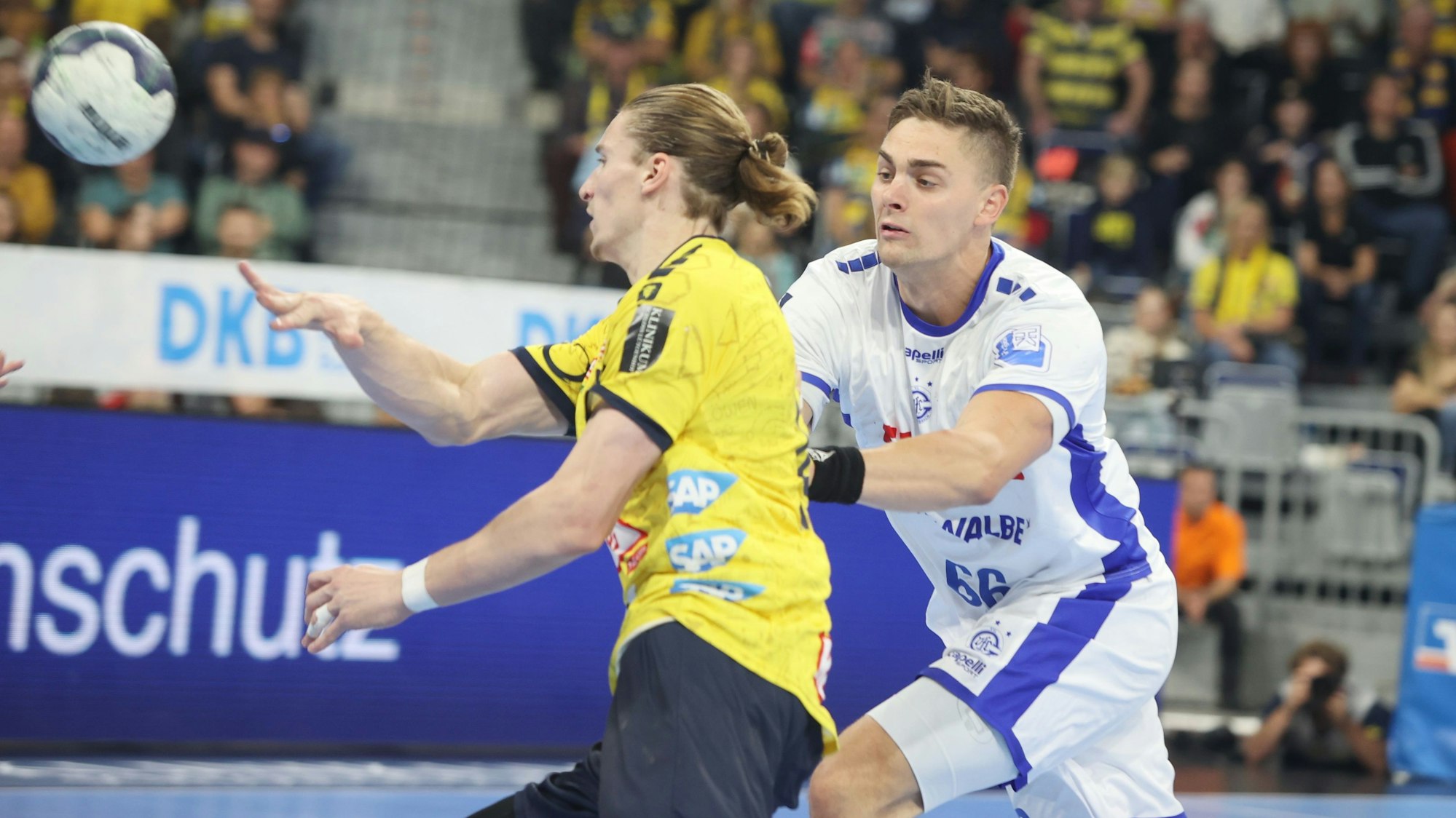 Eine Spielsituation auf einem Handballfeld zwischen Gummersbach und Mannheim.