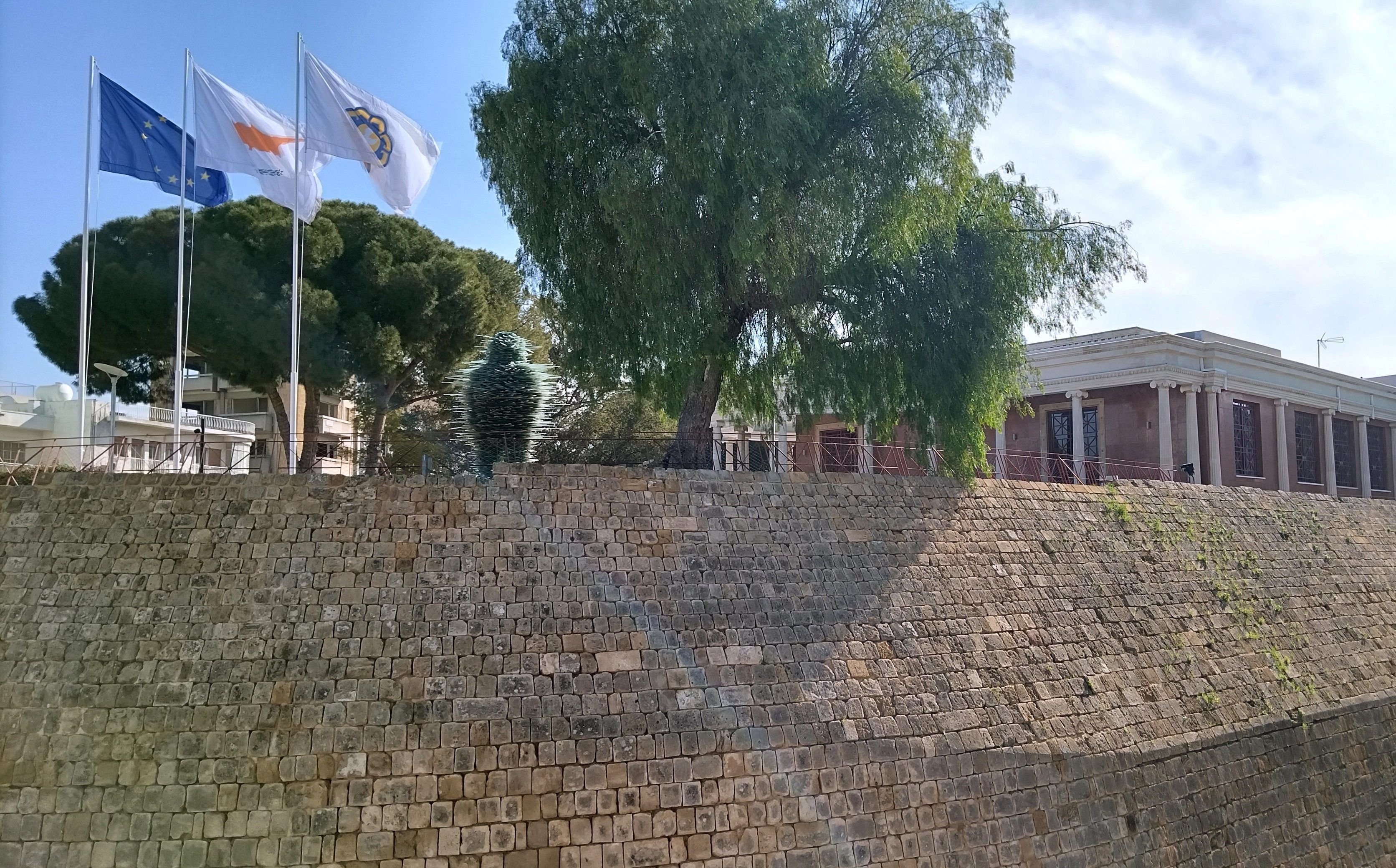 Zypern, Nikosia: Die Fahnen der EU (l-r), der Republik Zypern und der Hauptstadt Nikosia wehen am Rathaus. (Archivbild)