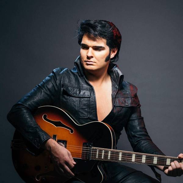 Ein Mann, der wie Elvis gekleidet ist, in Lederoutfit.