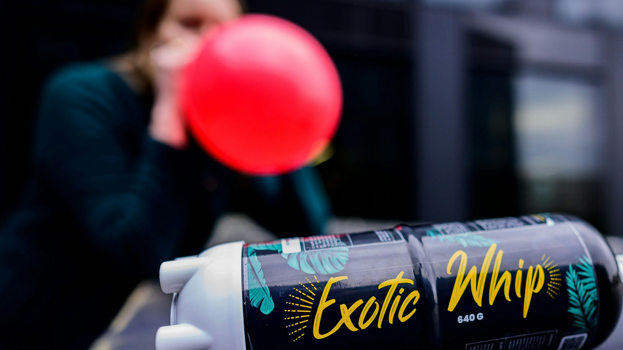 Das Bild zeigt eine Kartusche mit Lachgas