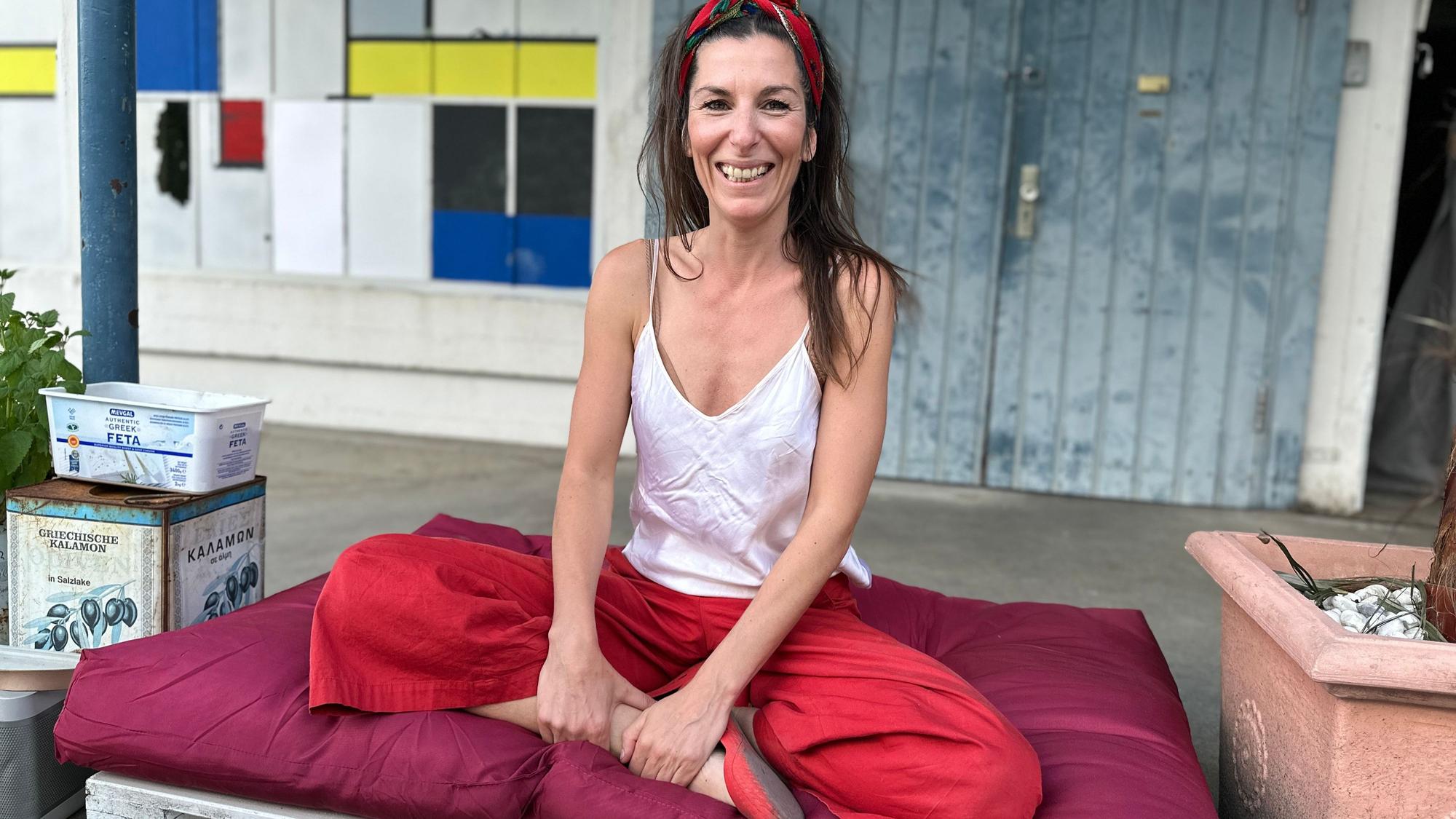 Musikerin und Sängerin Stella Tonon schafft einen Ort der kulturellen Begegnung in der alten Papierfabrik in Rodenkirchen.