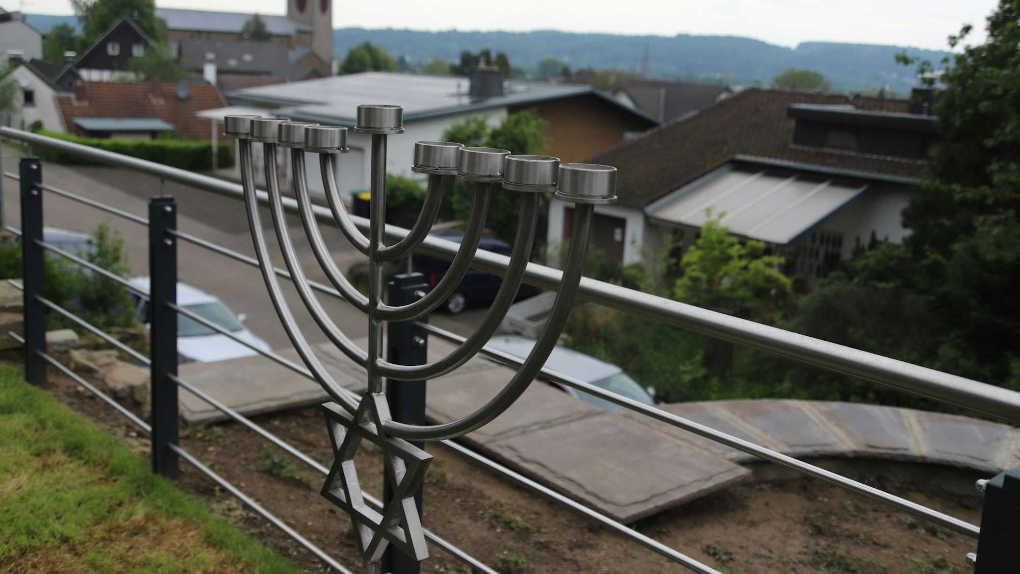 Der achtarmige Leuchter, die Chanukkkia, steht jetzt inmitten der Gedenkstätte.