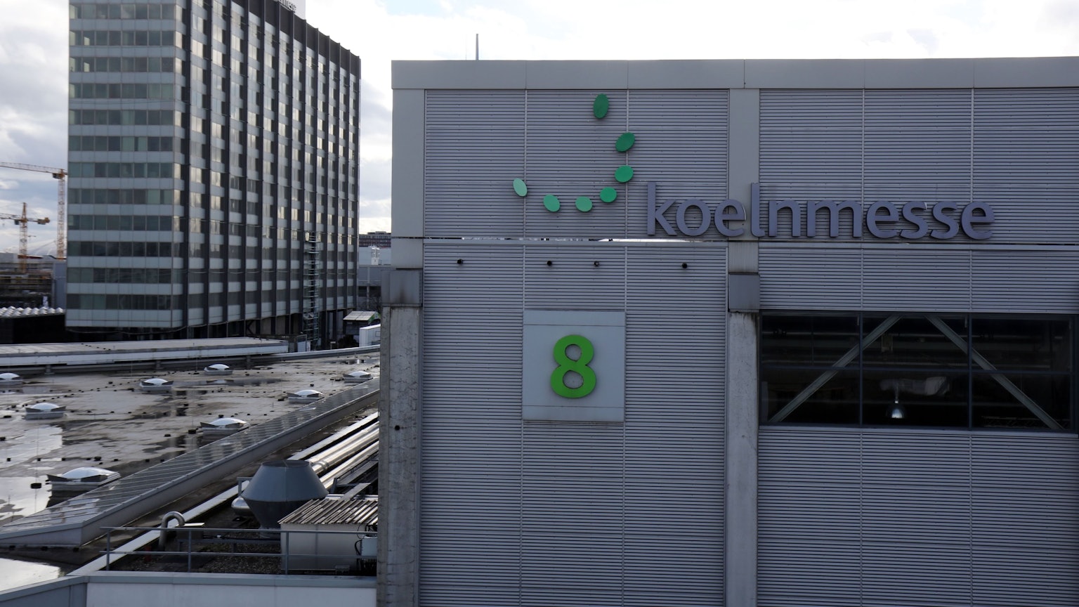 An der Deutz-Mülheimer-Straße steht das 15 stöckige Messehochhaus der Verwaltungssitz der koelnmesse GmbH. Direkt angrenzend ist die Halle 8 am Nord Eingang.