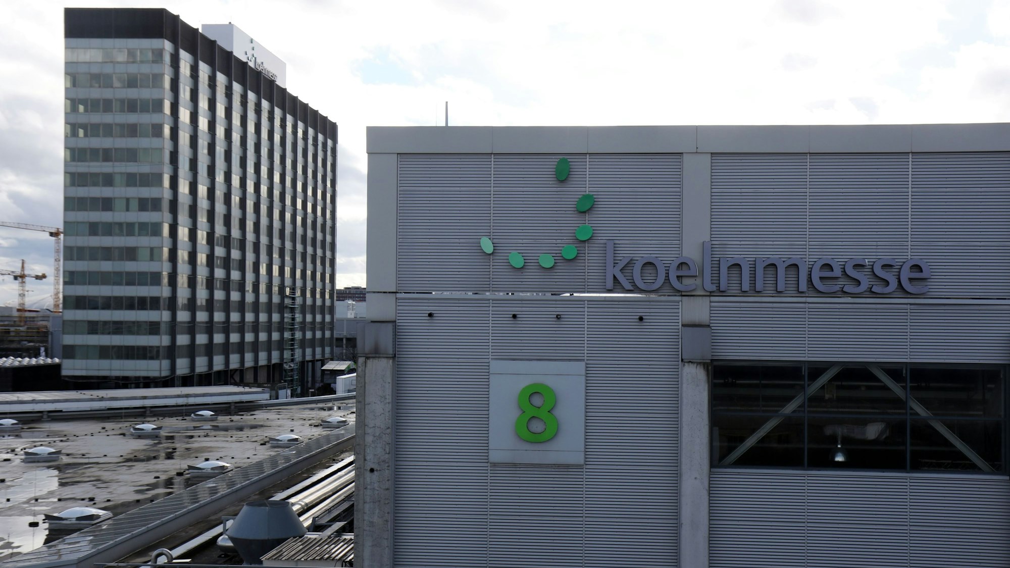 An der Deutz-Mülheimer-Straße steht das 15 stöckige Messehochhaus der Verwaltungssitz der koelnmesse GmbH. Direkt angrenzend ist die Halle 8 am Nord Eingang.
