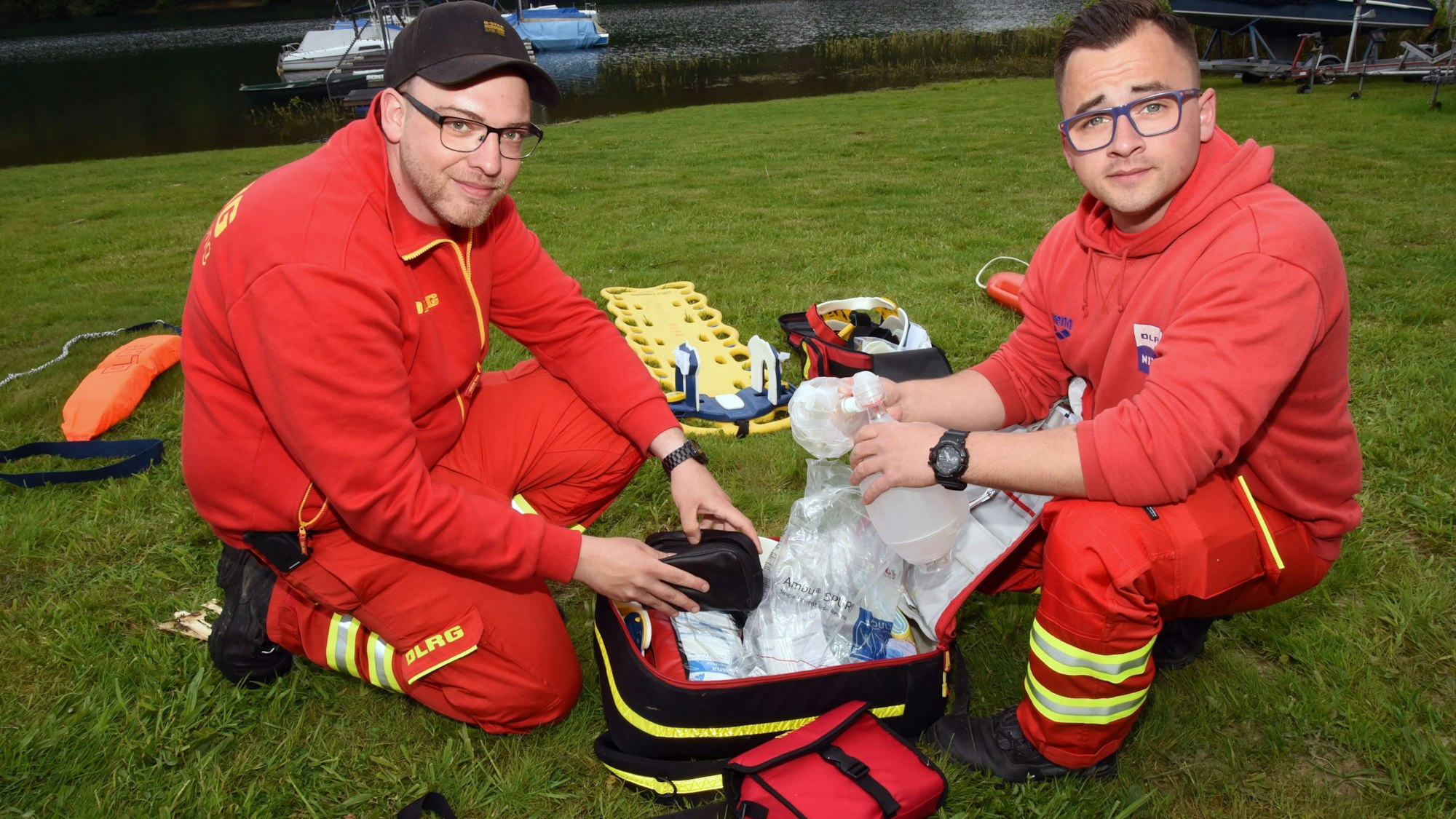 Timo Winheller und Julian Kamp von der DLRG Bergneustadt zeigen die Ausrüstung für den Notfall.