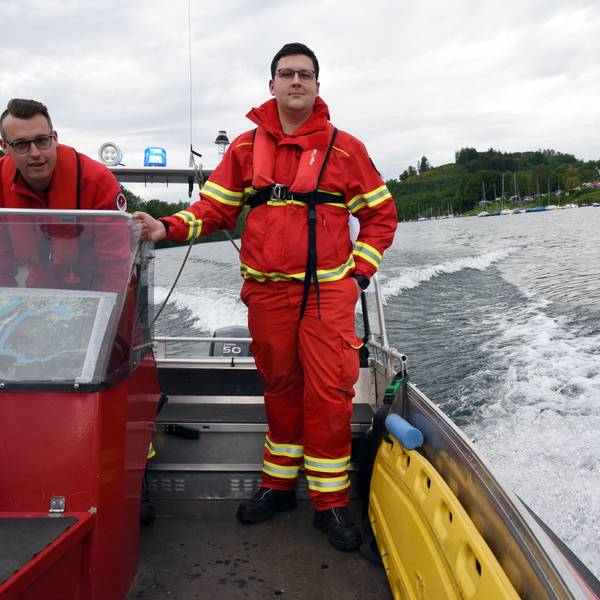 Philip Solbach und Linus Kubitzkisind mit dem Rettungsboot auf dem Aggersee unterwegs.