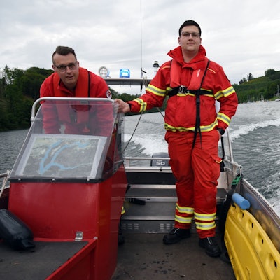 Philip Solbach und Linus Kubitzkisind mit dem Rettungsboot auf dem Aggersee unterwegs.