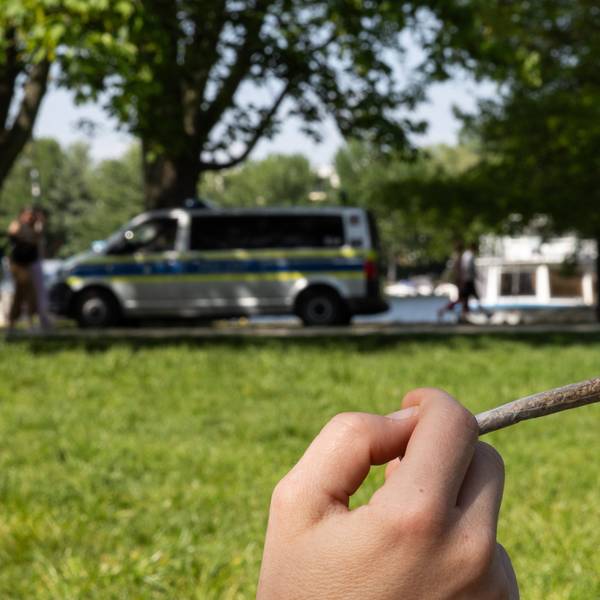ARCHIV - 30.04.2024, Berlin: Ein Mensch hält einen Joint in der Hand. (zu dpa: «NRW regelt Verstöße bei Cannabis - bis zu 30 000 Euro Bußgeld») Foto: Hannes P Albert/dpa +++ dpa-Bildfunk +++