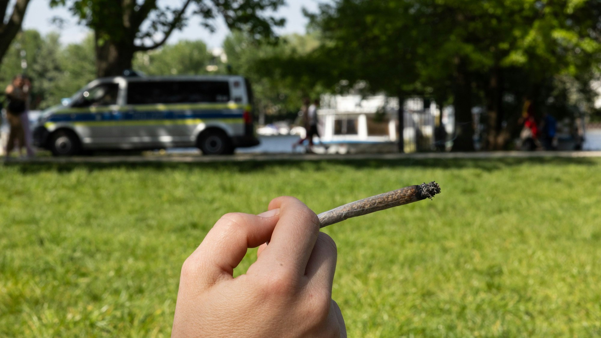 ARCHIV - 30.04.2024, Berlin: Ein Mensch hält einen Joint in der Hand. (zu dpa: «NRW regelt Verstöße bei Cannabis - bis zu 30 000 Euro Bußgeld») Foto: Hannes P Albert/dpa +++ dpa-Bildfunk +++