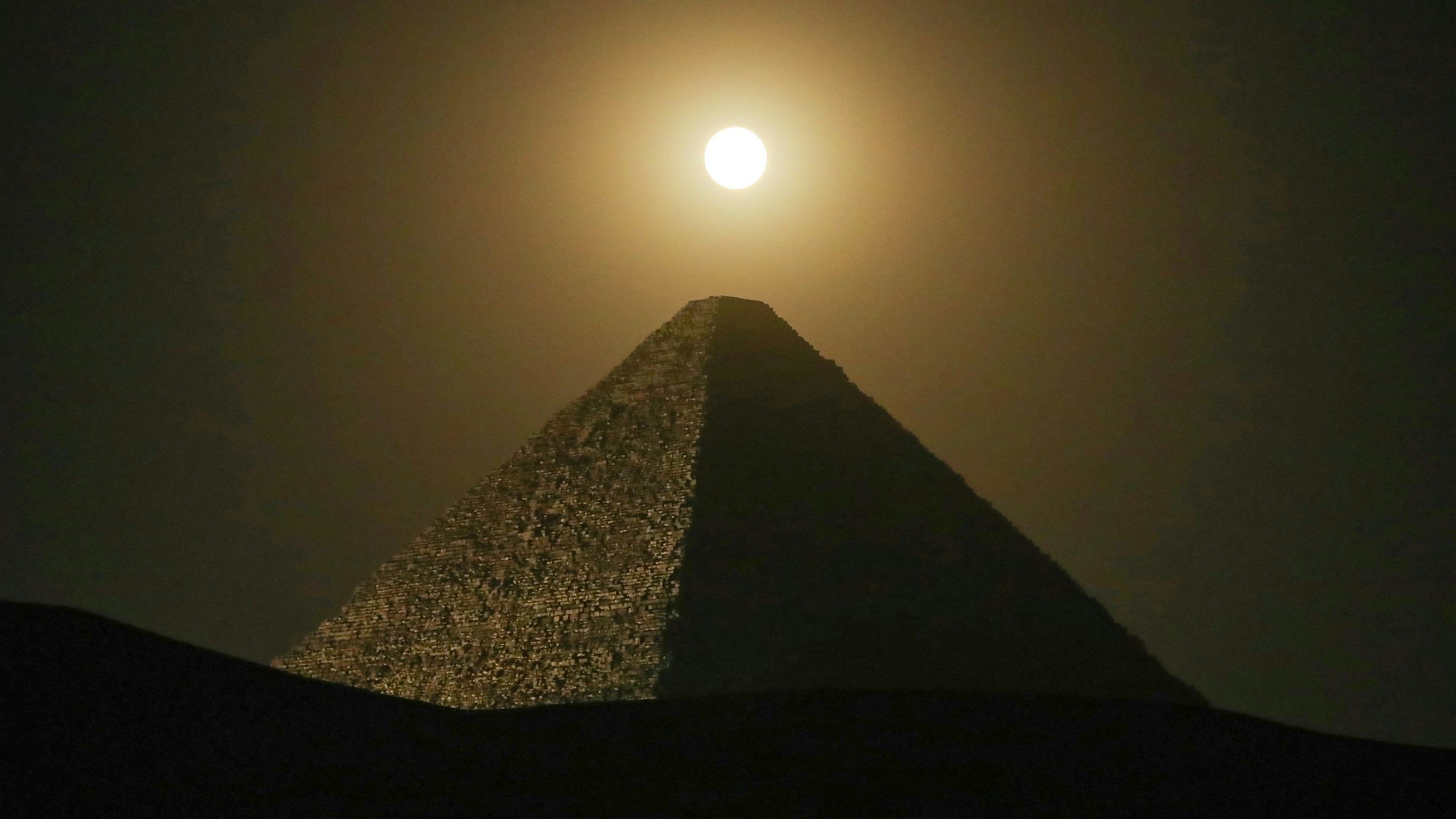 Der Vollmond leuchtet über der Großen Pyramide von Gizeh, der Cheops-Pyramide.