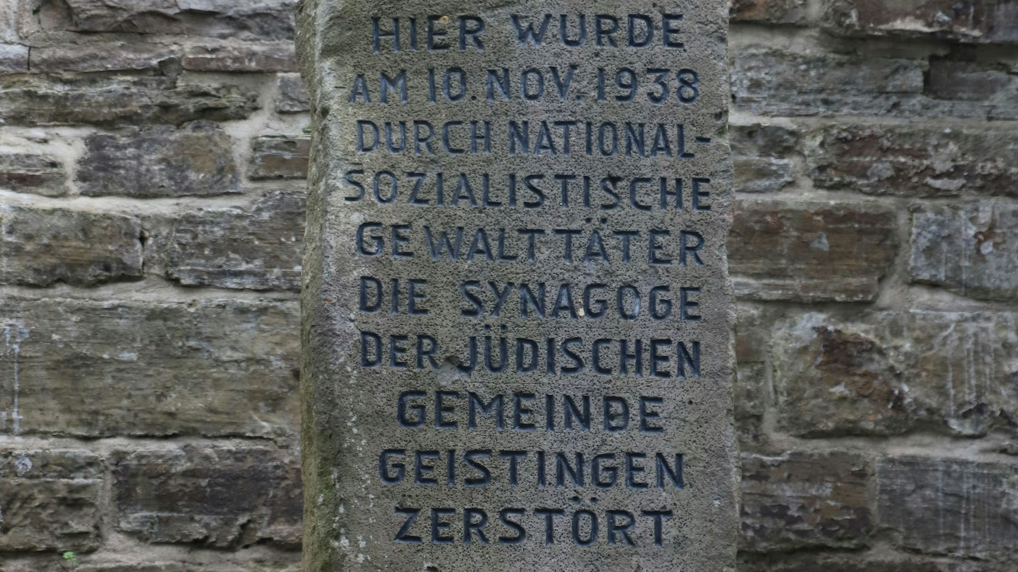 Ein Gedenkstein an den Fundamenten erinnert an die Zerstörung der jüdischen Gemeinde durch nationalsozialistische Gewalttäter.