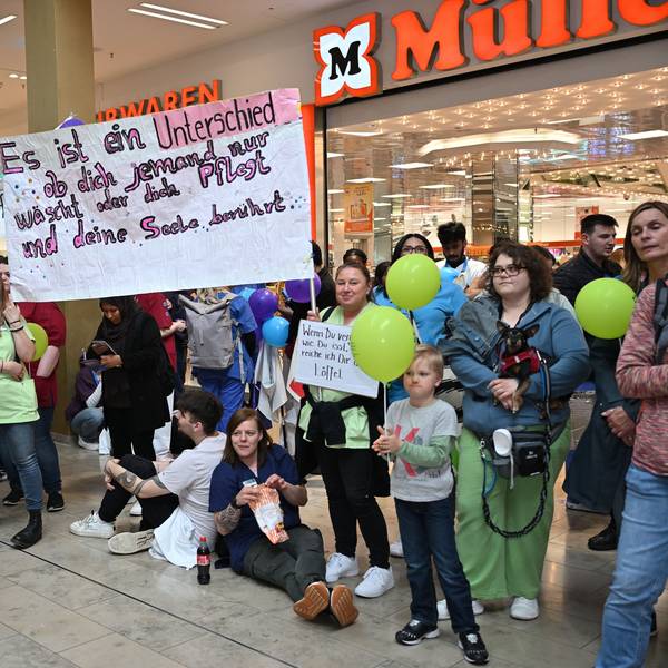 In der RheinBerg Galerie demobstrieren Pflegekräfte.