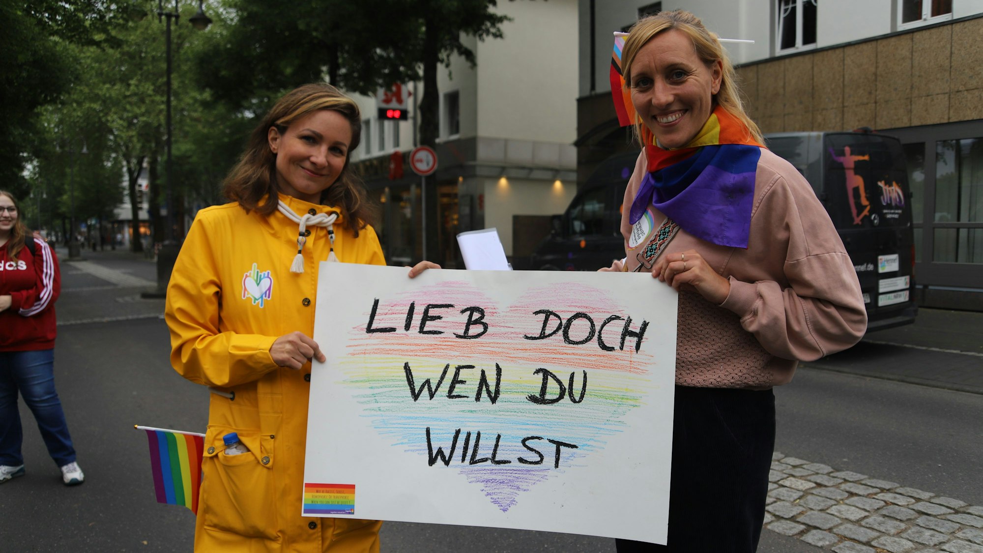 Das Plakat „Lieb doch, wen Du willst“ hielten zwei Lehrerinnen hoch.