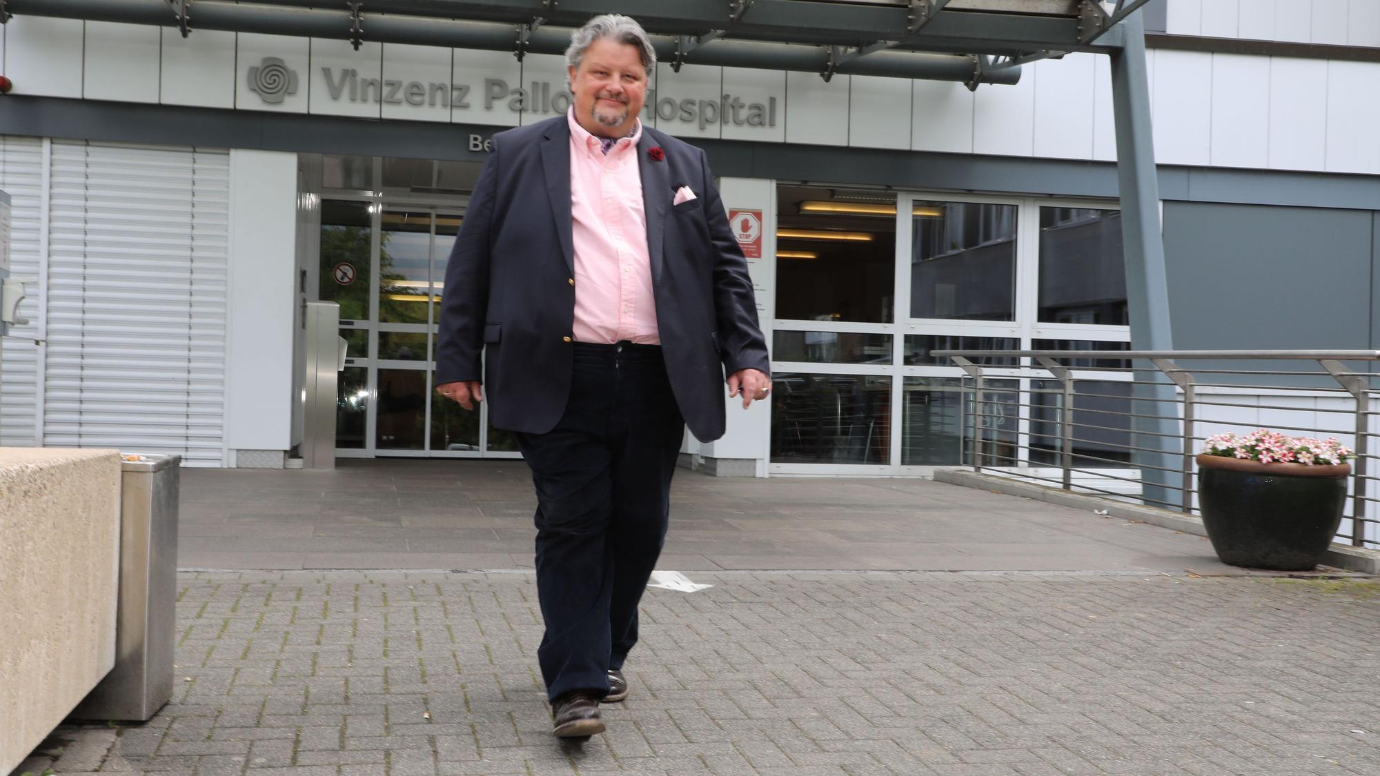 Thomas Cüpper geht vom Eingang des Bensberger Vinzenz-Pallotti-Hospital in Richtung Parkplatz.