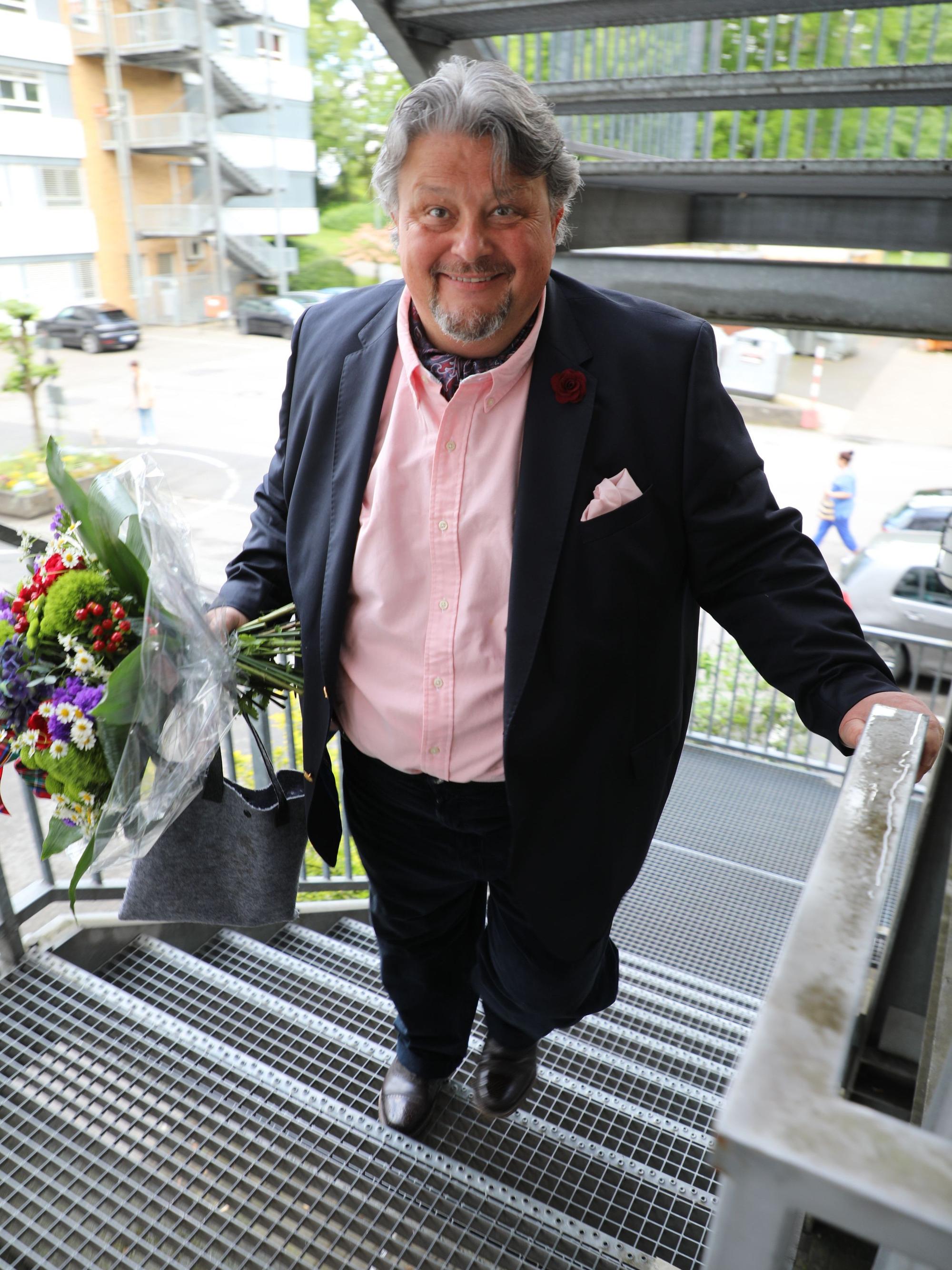 Klimpermännche Thomas Cüpper steigt eine Treppe hinauf.