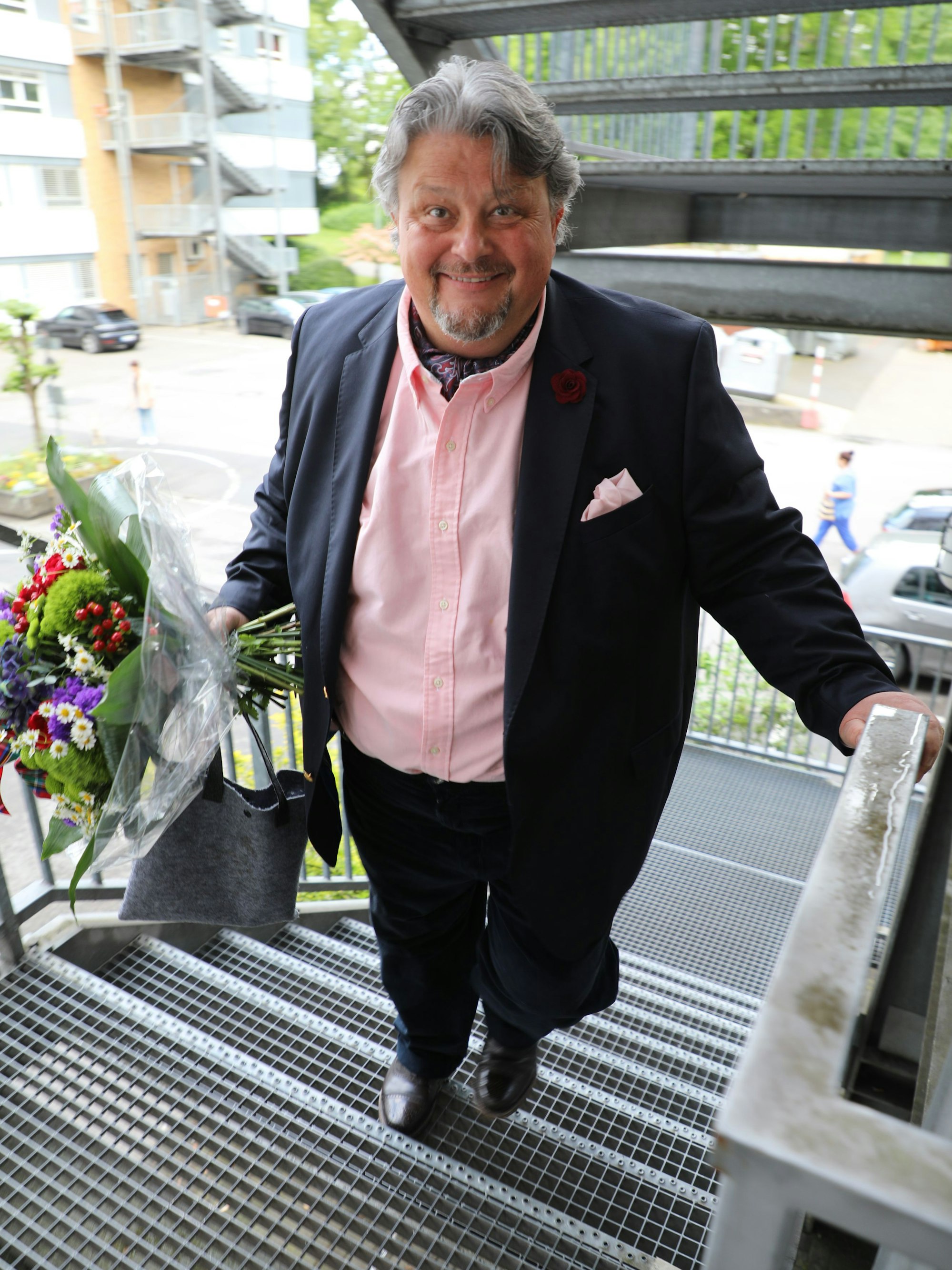 Klimpermännche Thomas Cüpper steigt eine Treppe hinauf.