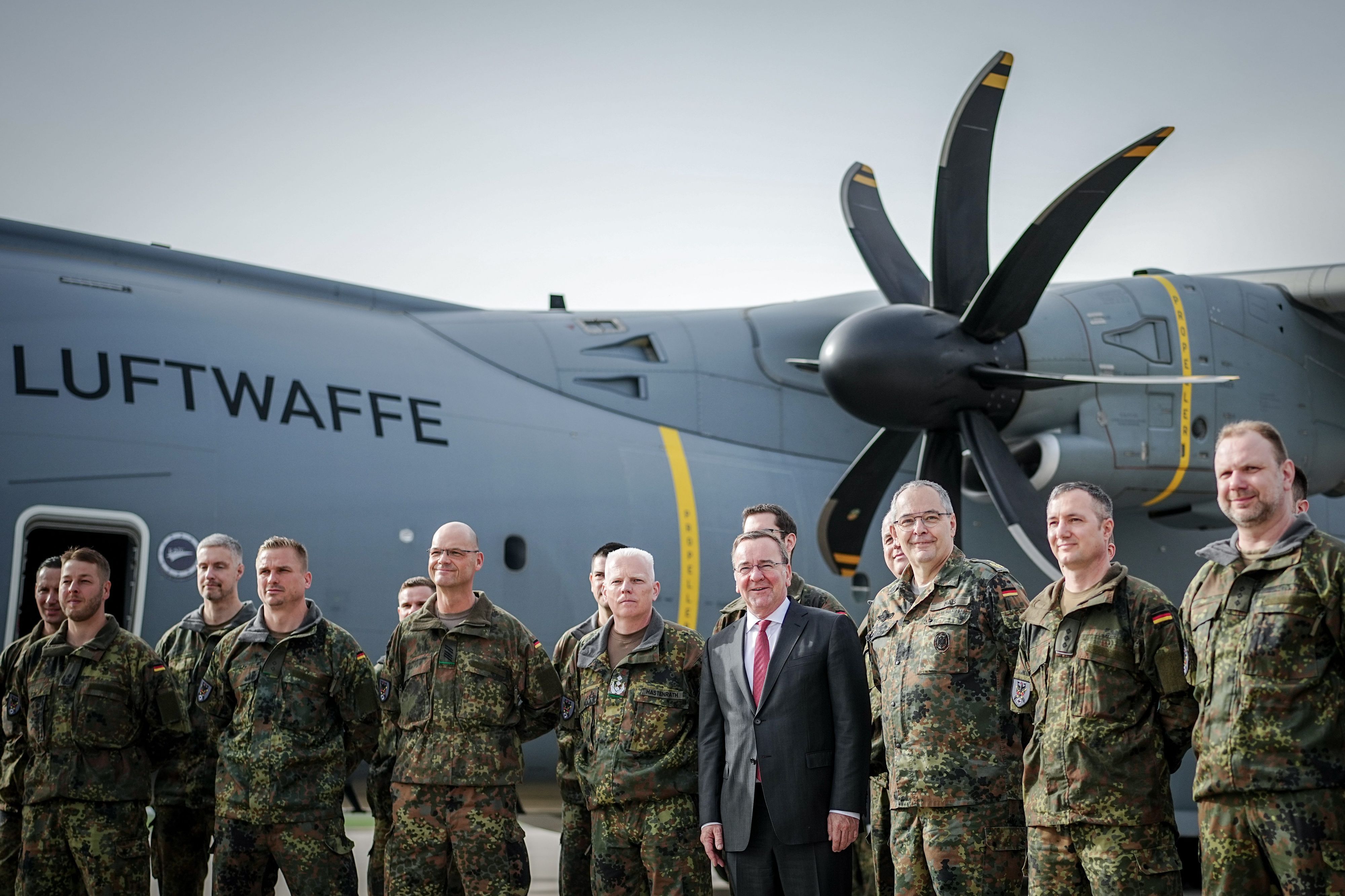Schönefeld: Boris Pistorius (M, SPD), Bundesminister der Verteidigung, verabschiedet das Vorkommando der Brigade Litauen auf dem militärischen Teil des Flughafens Berlin-Brandenburg. (Archivbild)