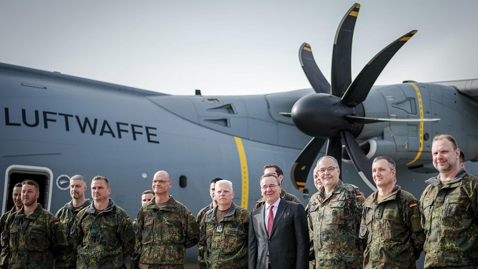 Schönefeld: Boris Pistorius (M, SPD), Bundesminister der Verteidigung, verabschiedet das Vorkommando der Brigade Litauen auf dem militärischen Teil des Flughafens Berlin-Brandenburg. (Archivbild)