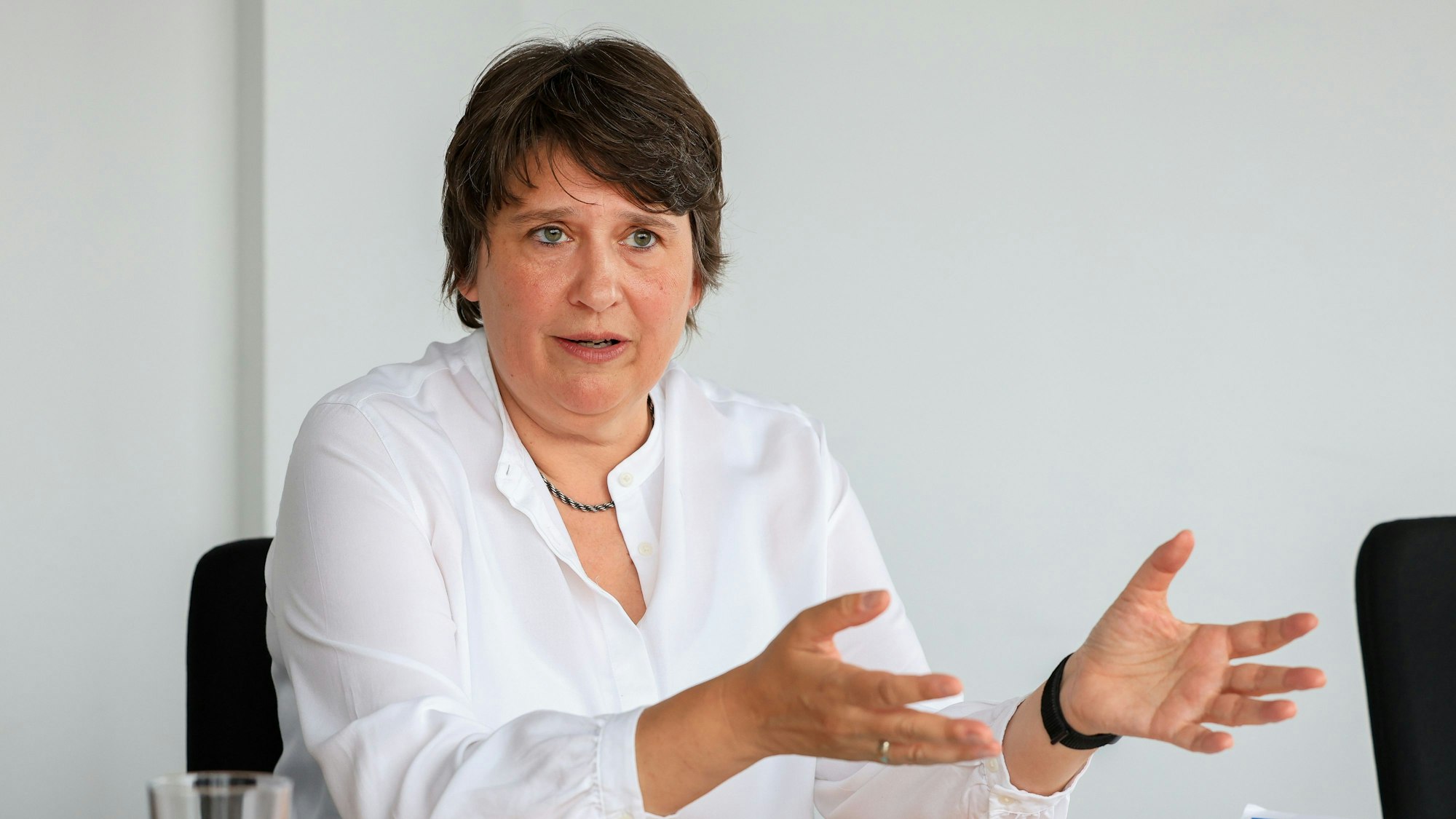 Leiterin des Ausländeramtes Christina Boeck gestikuliert