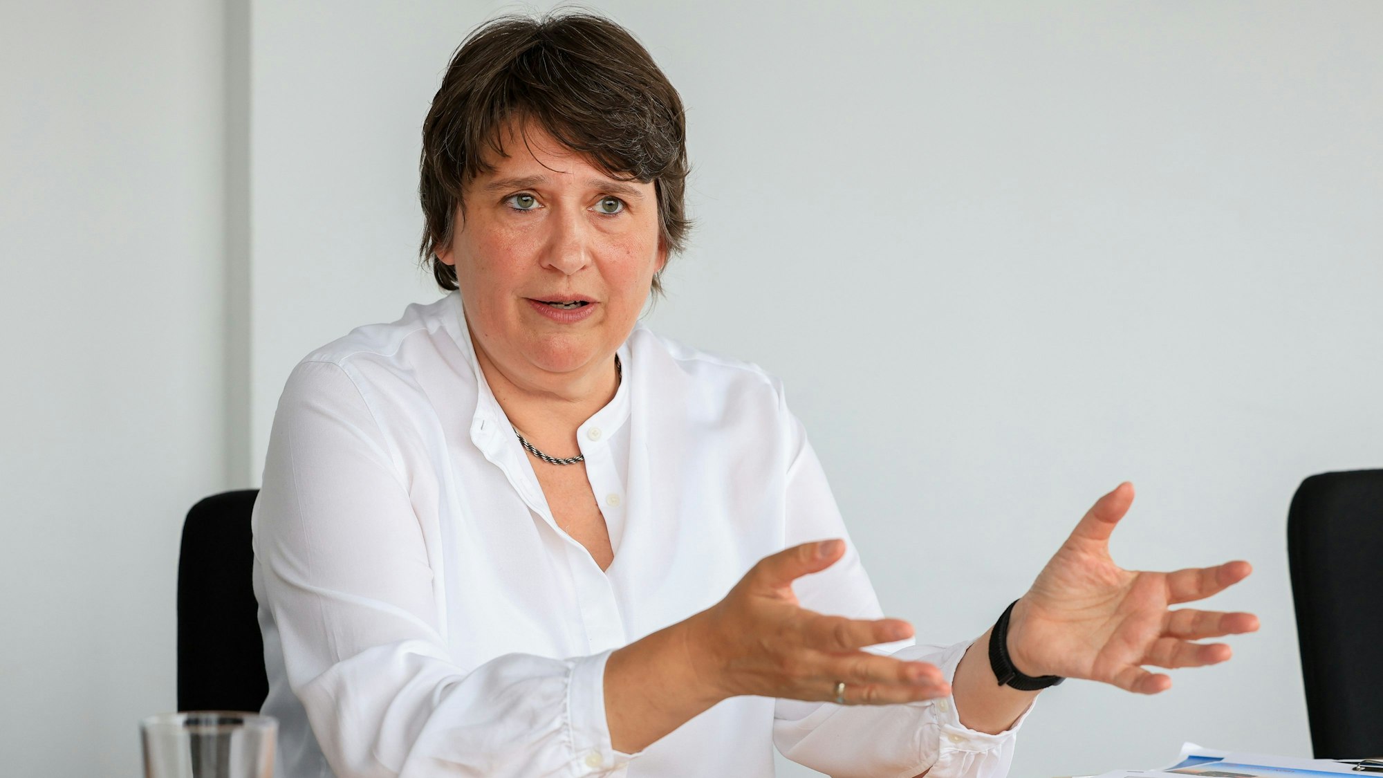 Die Leiterin des Ausländeramtes Christina Boeck im Porträt beim Interview. Sie gestikuliert.