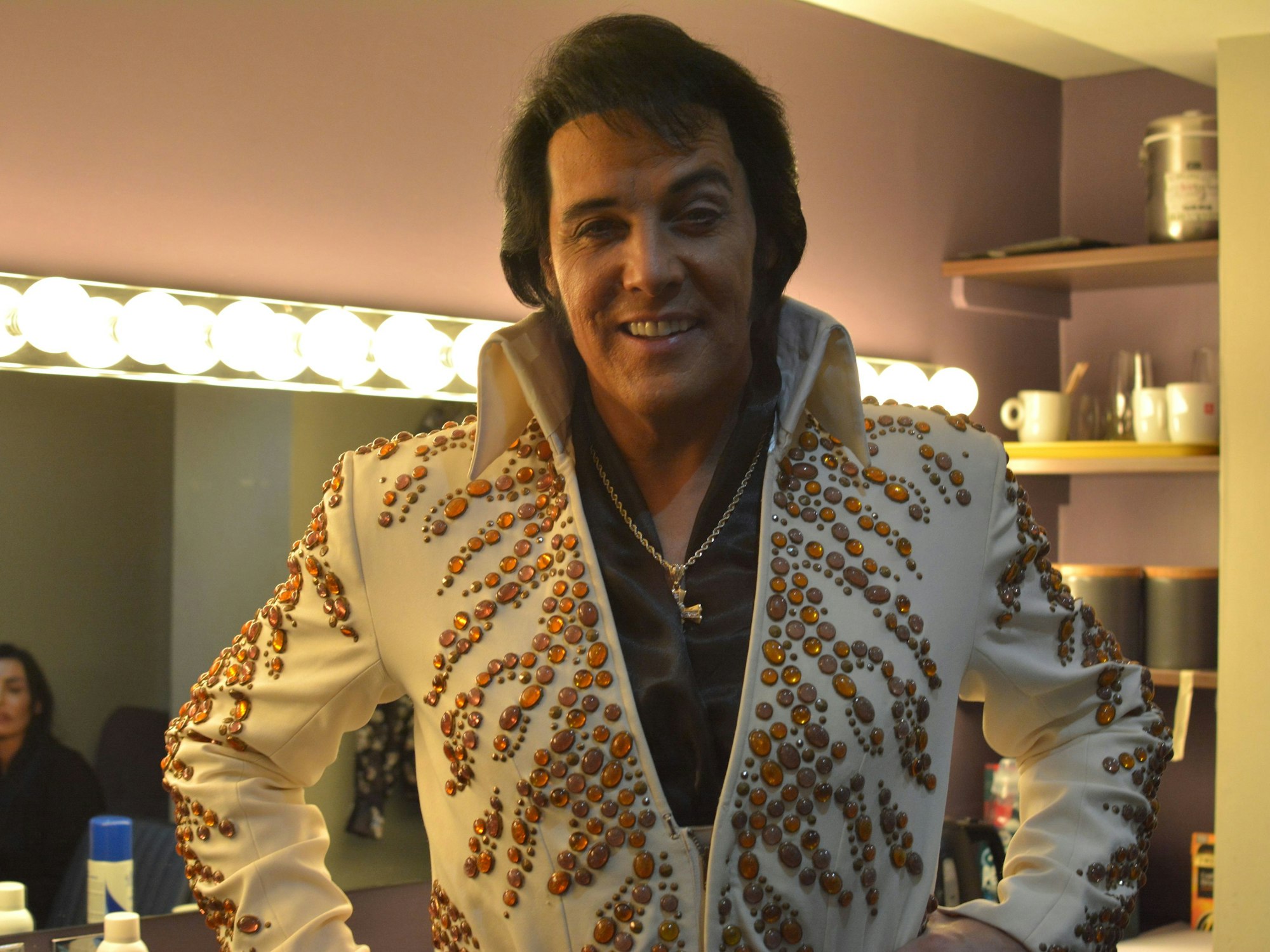 Ein Mann im berühmten weißen Anzug von Elvis