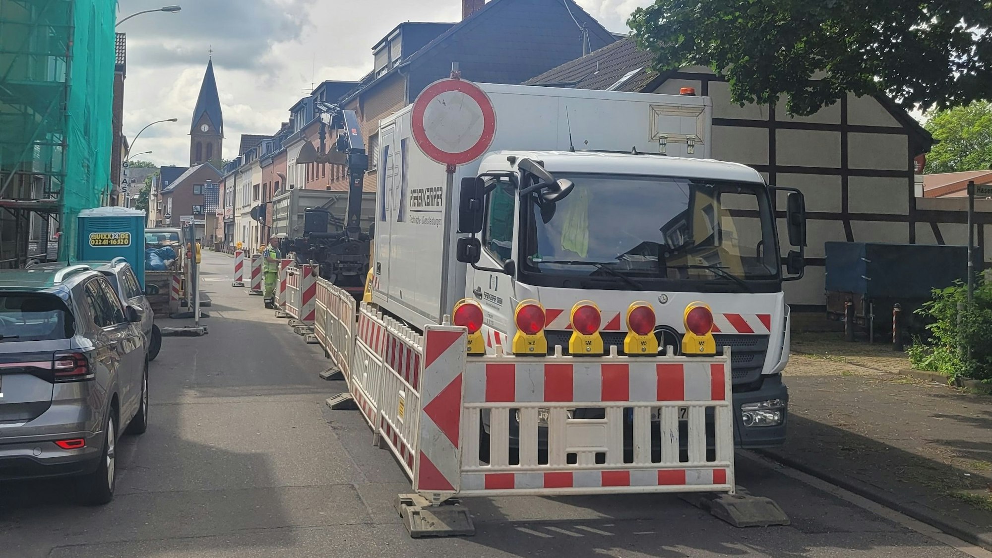 Auf dem Bild ist der abgesperrte Teil der Hüchelner Straße zu sehen.