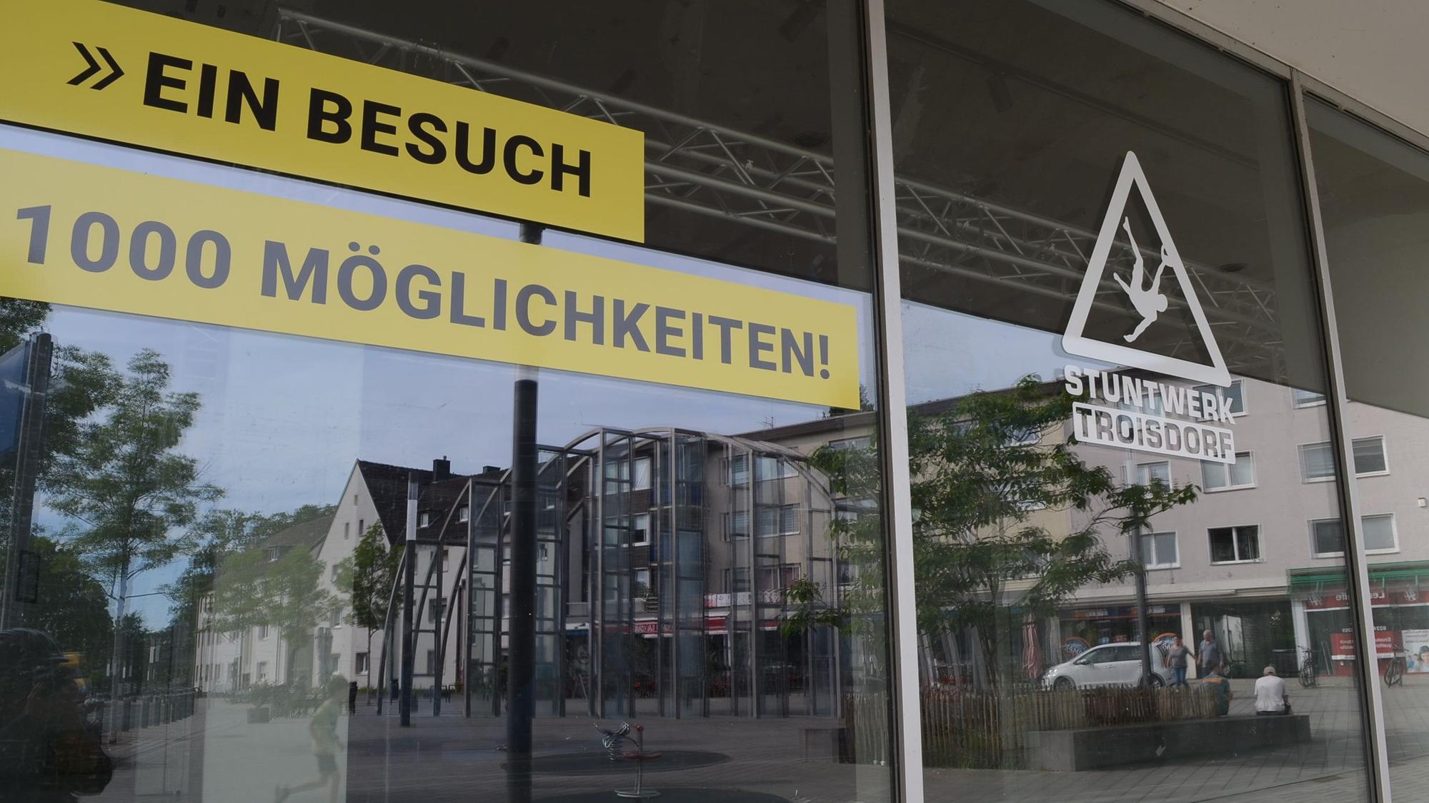 Schaufenster mit Aufschrift "Ein Besuch, 1000 Möglichkeiten"