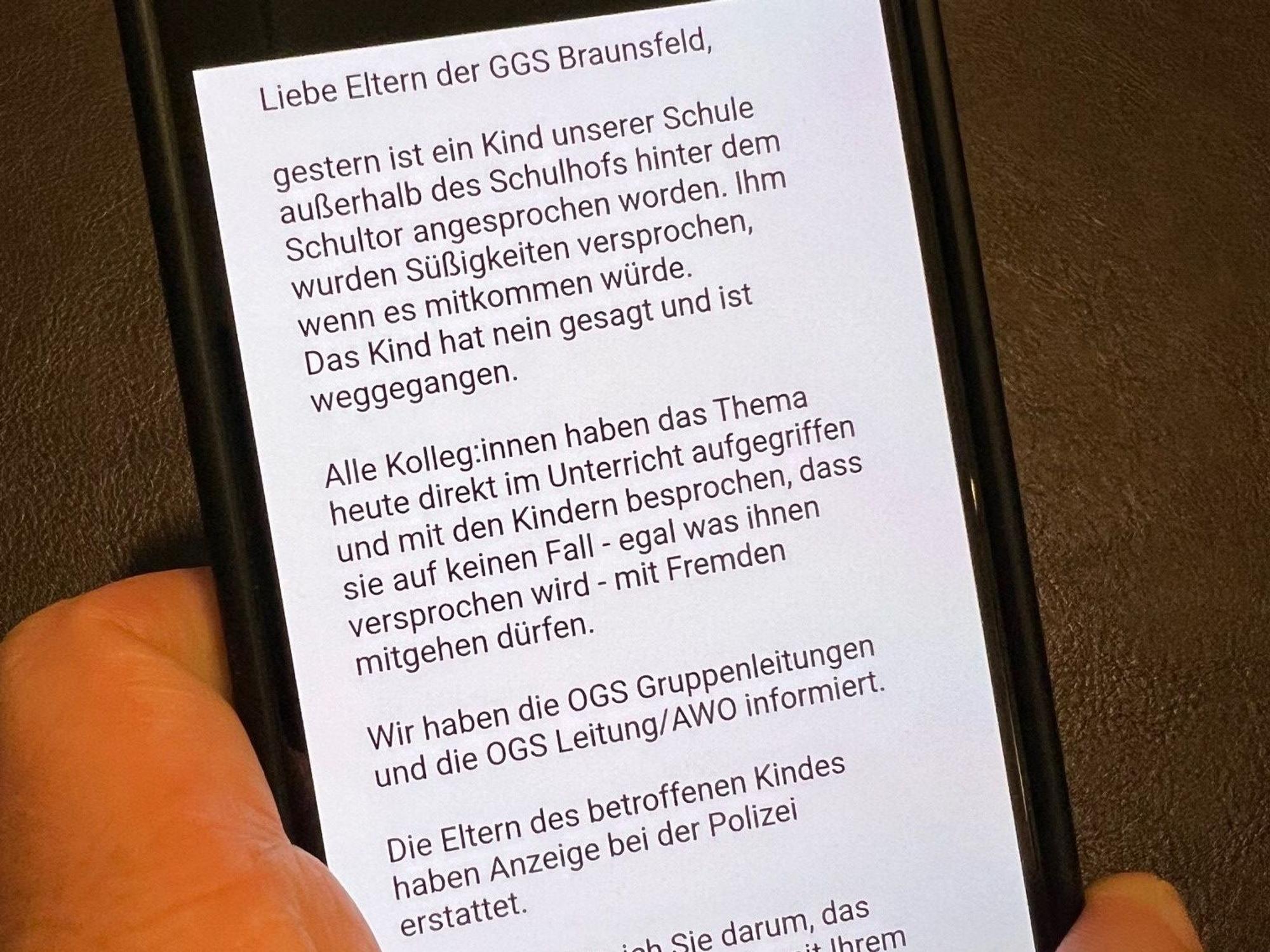 Diese E-Mail einer Kölner Schulleiterin hat sich rasend schnell in sozialen Netzwerken und über Whatsapp verbreitet.