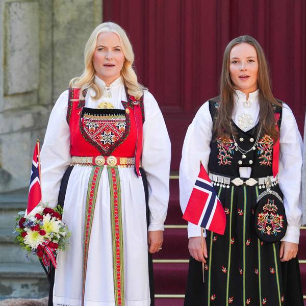 Kronprinzessin Mette-Marit (l), Kronprinz Haakon (r) und Prinzessin Ingrid Alexandra (m) begrüßen die Kinderparade während der Feierlichkeiten zum Nationalfeiertag in Norwegen.