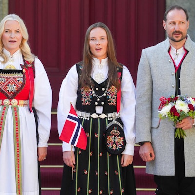 Kronprinzessin Mette-Marit (l), Kronprinz Haakon (r) und Prinzessin Ingrid Alexandra (m) begrüßen die Kinderparade während der Feierlichkeiten zum Nationalfeiertag in Norwegen.