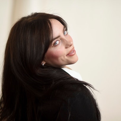 Billie Eilish kommt bei der Oscar-Verleihung im Dolby Theatre in Los Angeles an. Eilish hat ein neues Album veröffentlicht.