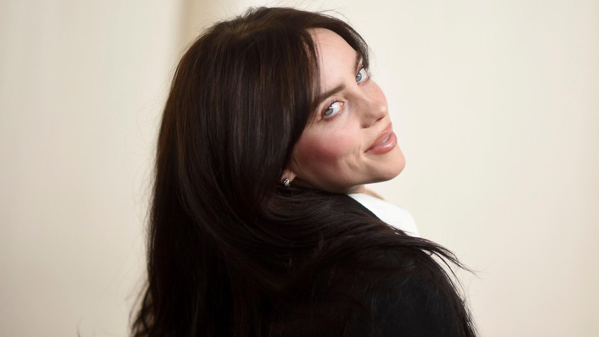 Billie Eilish kommt bei der Oscar-Verleihung im Dolby Theatre in Los Angeles an. Eilish hat ein neues Album veröffentlicht.
