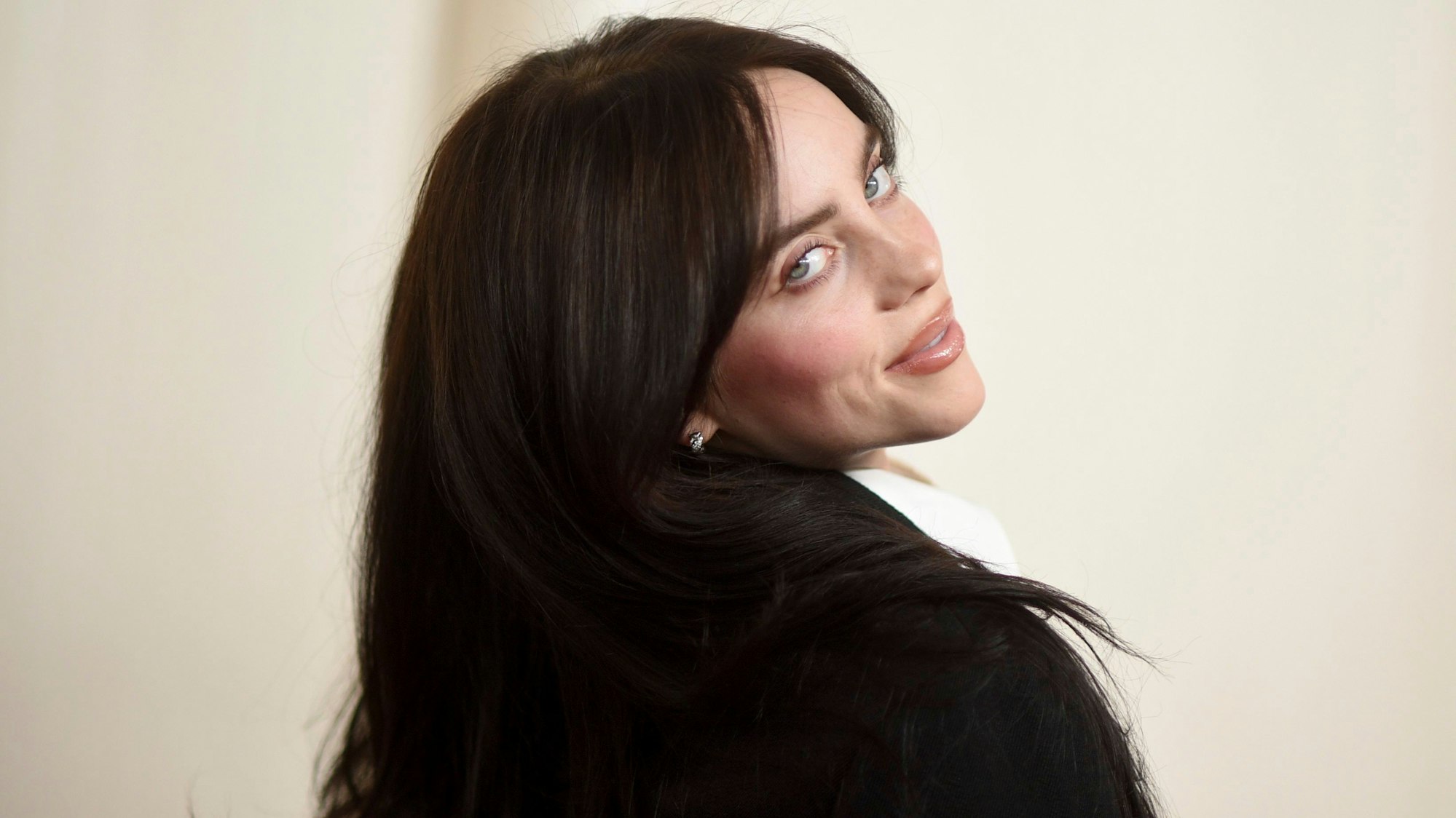 Billie Eilish kommt bei der Oscar-Verleihung im Dolby Theatre in Los Angeles an. Eilish hat ein neues Album veröffentlicht.