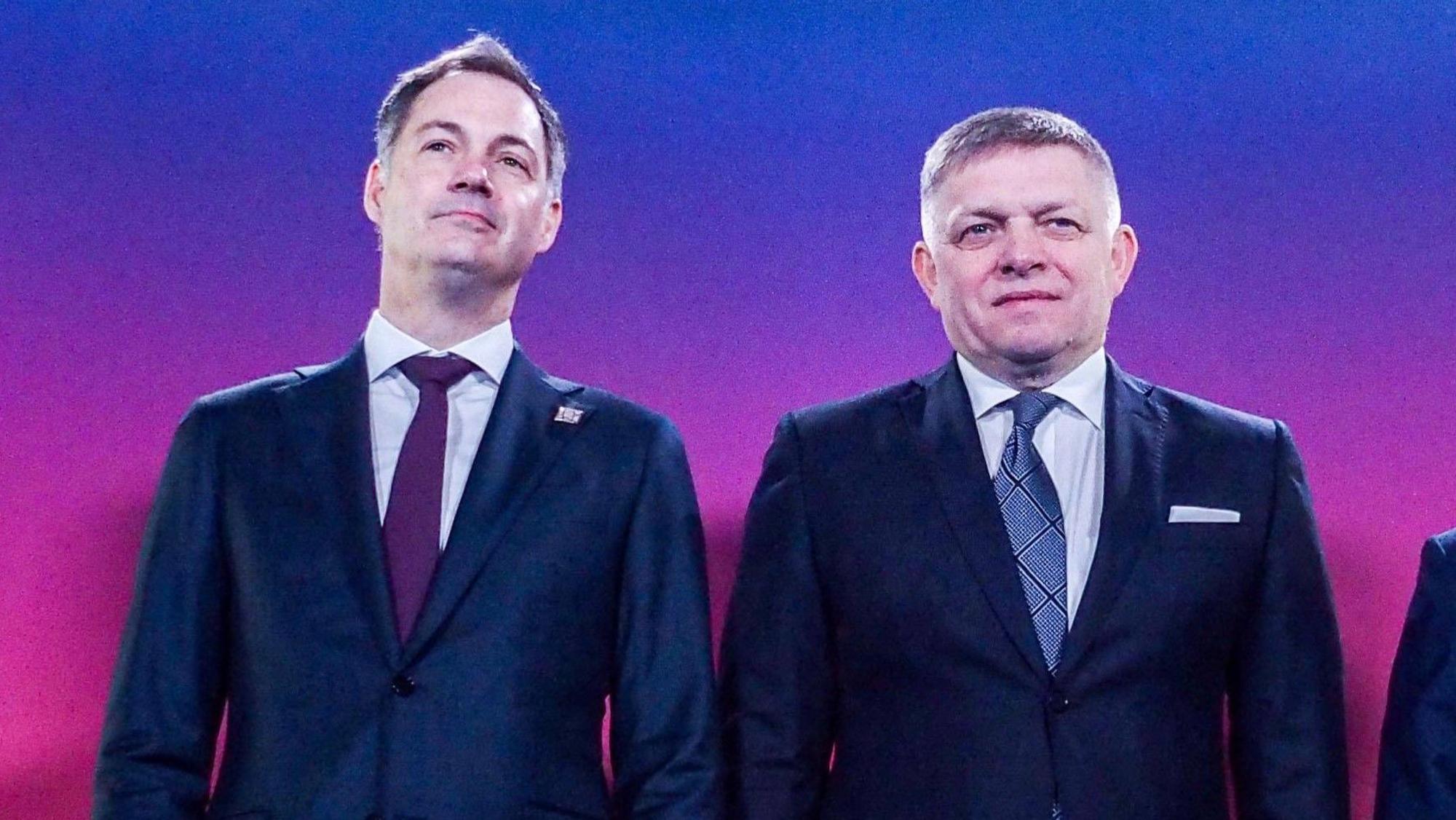 Der belgische Regierungschef Alexander De Croo zusammen mit dem slowakischen Ministerpräsidenten Robert Fico. Ein Radiomoderator ist nach einem angeblich als Witz gemeinten Mordaufruf gegen De Croo gefeuert worden. (Archivbild)