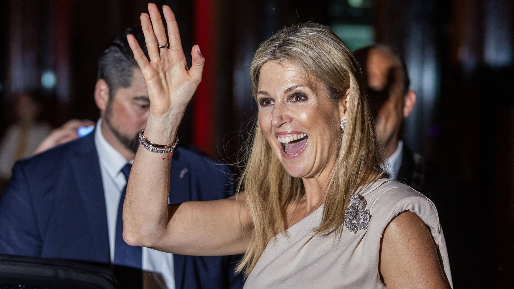 Königin Maxima winkt beim Koning Willem I-Preis 2024.