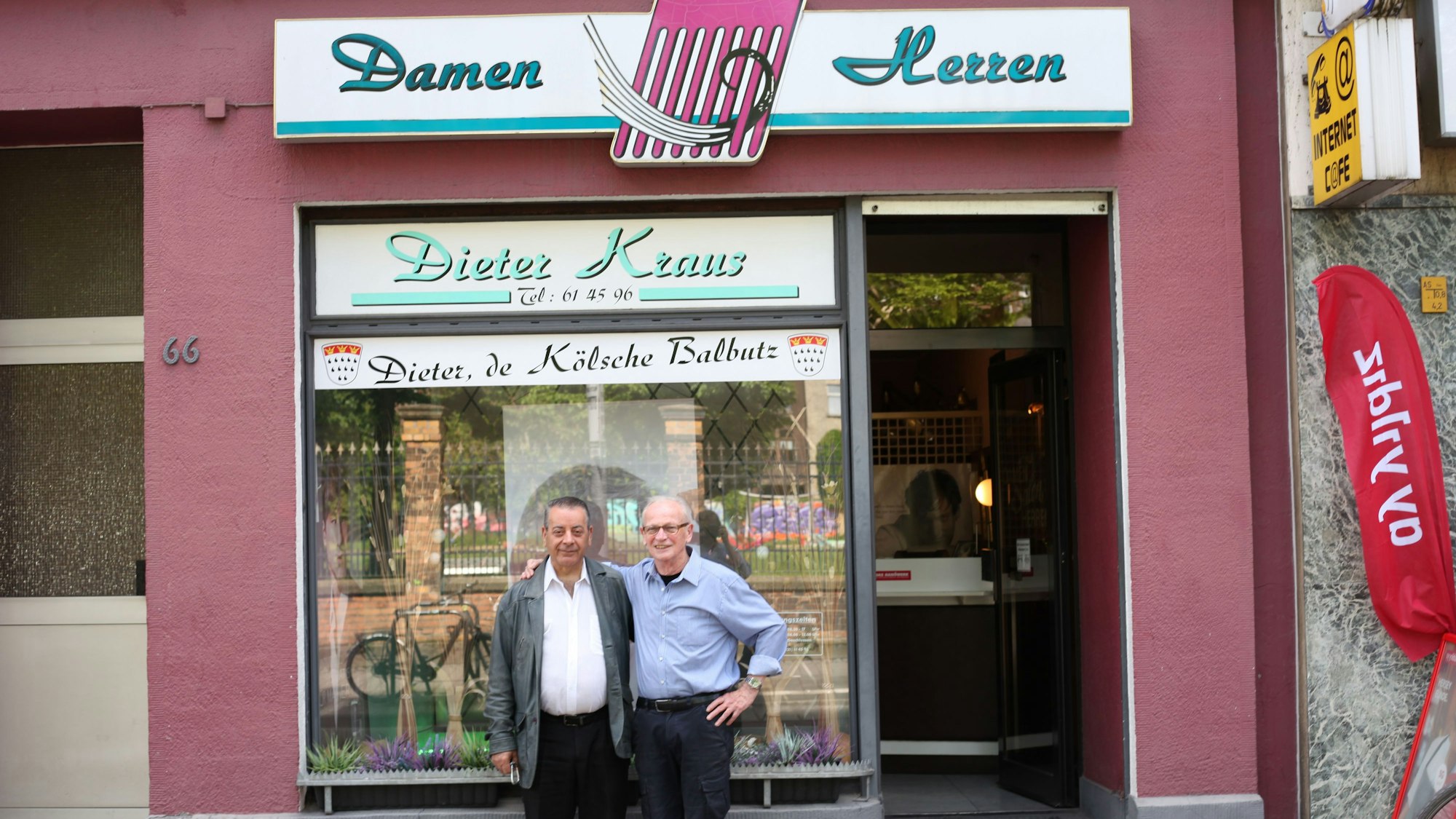 Dieter Kraus mit Nachbar vor seinem Friseur-Salon