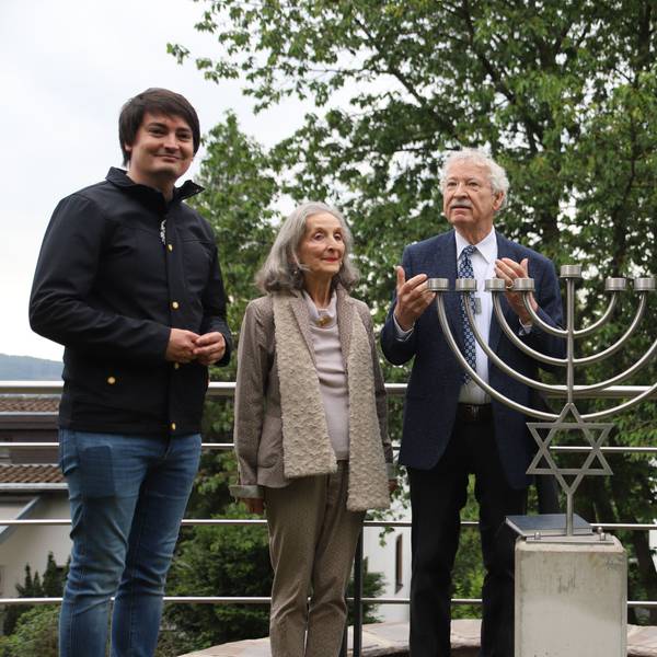 Der Vizepräsident des Zentralrats der Juden, Abraham Lehrer enthüllte mit Roman Kovar, Marie-Louise Jung und Bürgermeister Mario Dahm (v.r.) die Chanukkia.