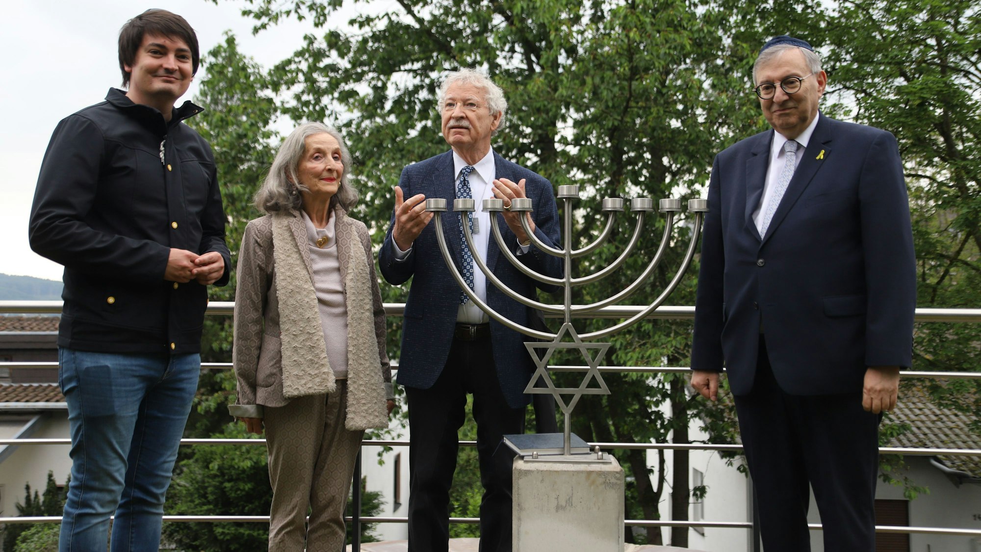 Der Vizepräsident des Zentralrats der Juden, Abraham Lehrer enthüllte mit Roman Kovar, Marie-Louise Jung und Bürgermeister Mario Dahm (v.r.) die Chanukkia.