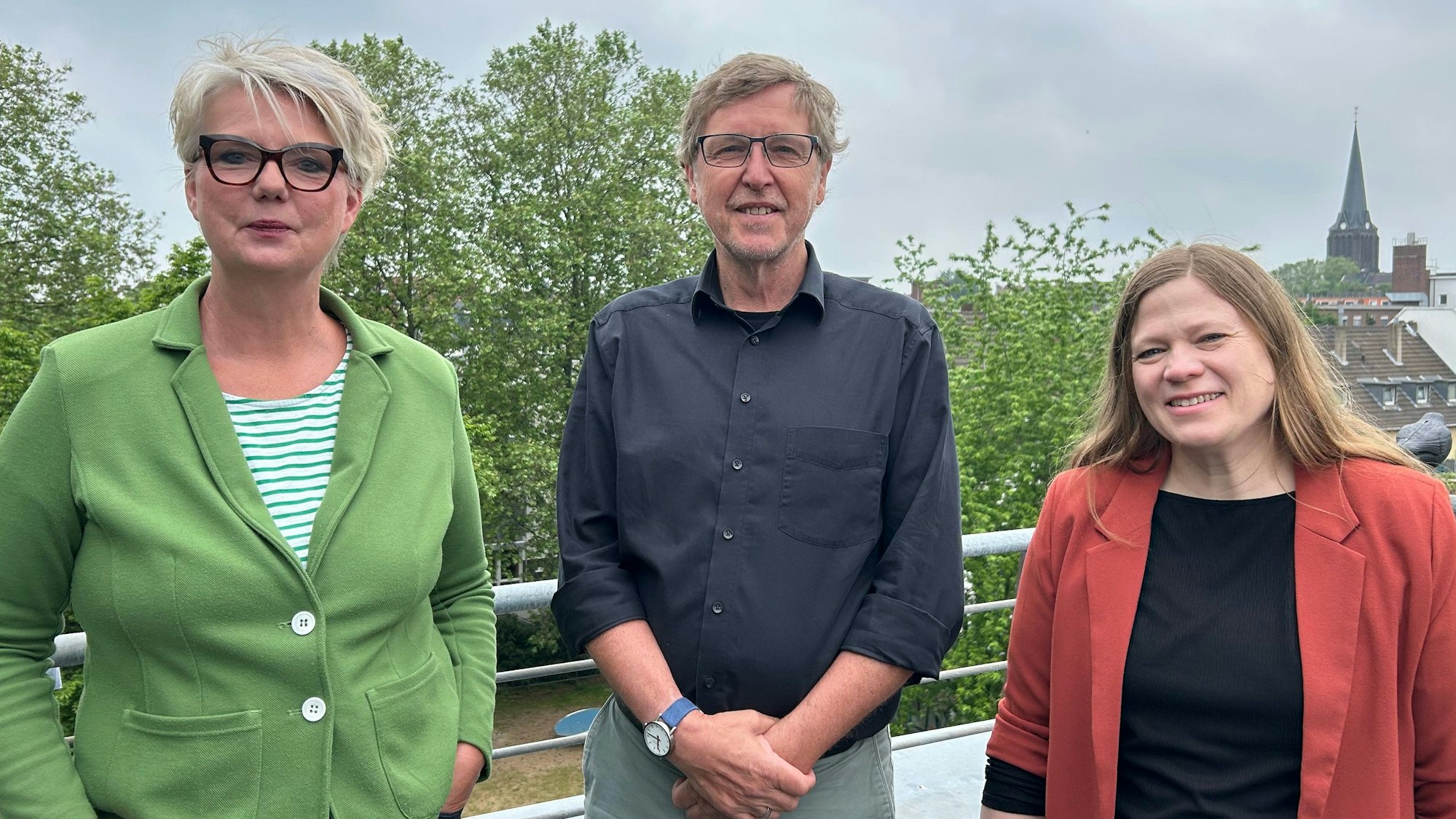 Bettina Baum, Leiterin des Amts für Integration und Vielfalt, Peter Krücker vom Katholikenausschuss und Pfarrerin Miriam Haseleu vom Evangelischen Kirchenverband Köln und Region im Porträt