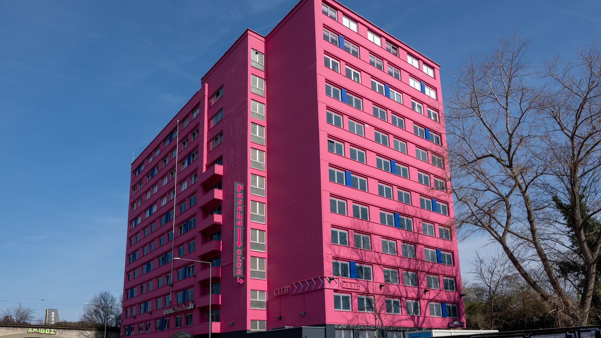 20220316, Köln: Das pinke Gebäude des Pascha in der Hornstraße. Das Bordell wurde renoviert und neu eröffnet. Foto: Uwe Weiser