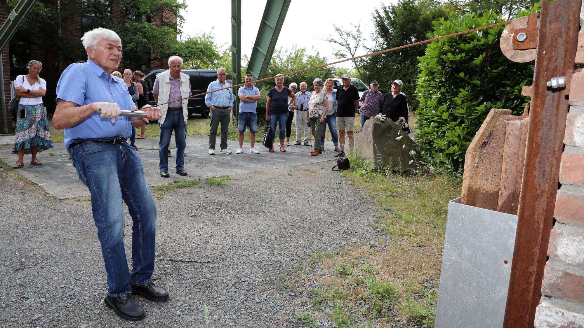 Siegfried Raimann zeigt bei einer Führung am ehemaligen Hauptschacht der Erzgrube Lüderich die Funktion eines Trainingsgeräts für die Grubenwehr. Mit ganzer Kraft: Siegfried Raimann zeigt bei einer Führung am ehemaligen Hauptschacht der Erzgrube Lüderich die Funktion eines Trainingsgeräts für die Grubenwehr.