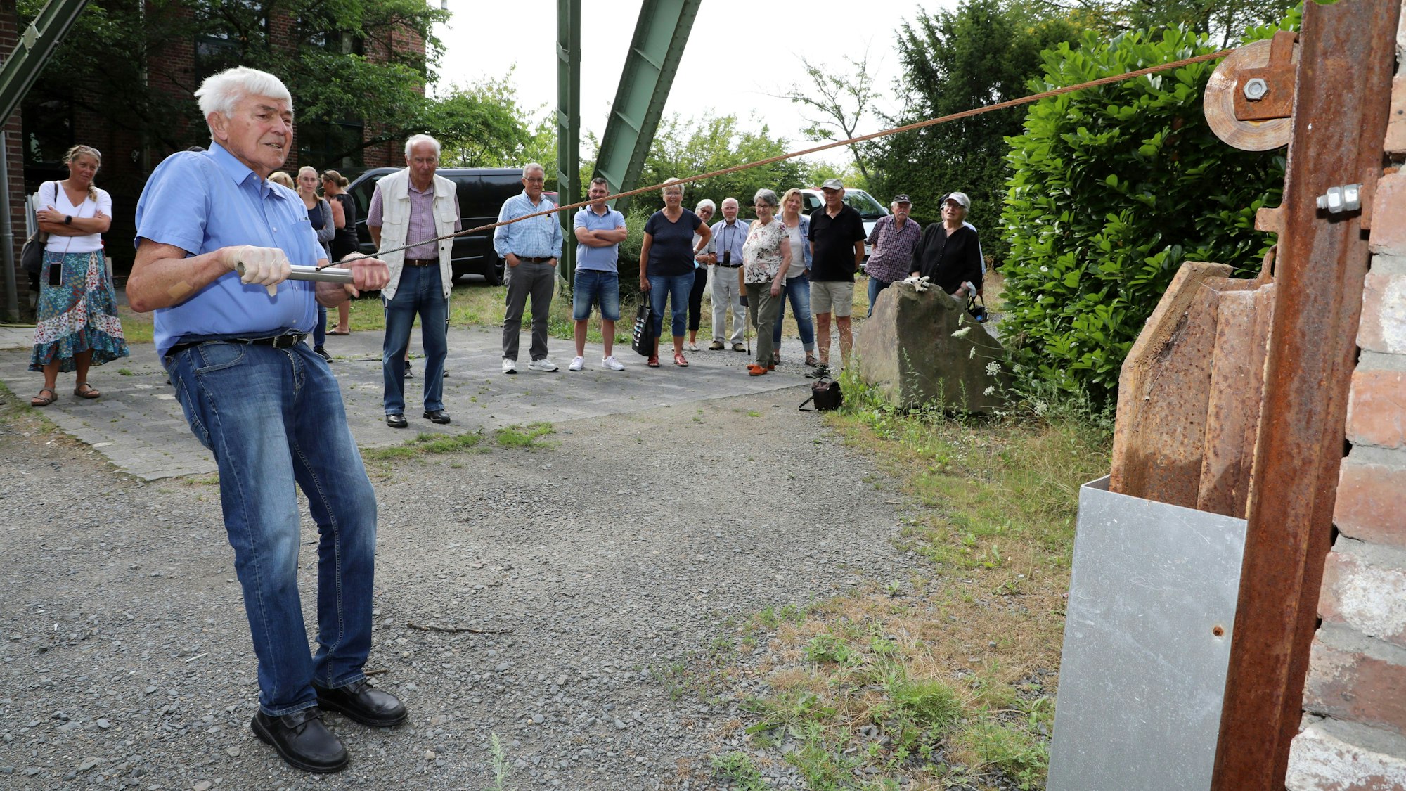 Siegfried Raimann zeigt bei einer Führung am ehemaligen Hauptschacht der Erzgrube Lüderich die Funktion eines Trainingsgeräts für die Grubenwehr. Mit ganzer Kraft: Siegfried Raimann zeigt bei einer Führung am ehemaligen Hauptschacht der Erzgrube Lüderich die Funktion eines Trainingsgeräts für die Grubenwehr.
