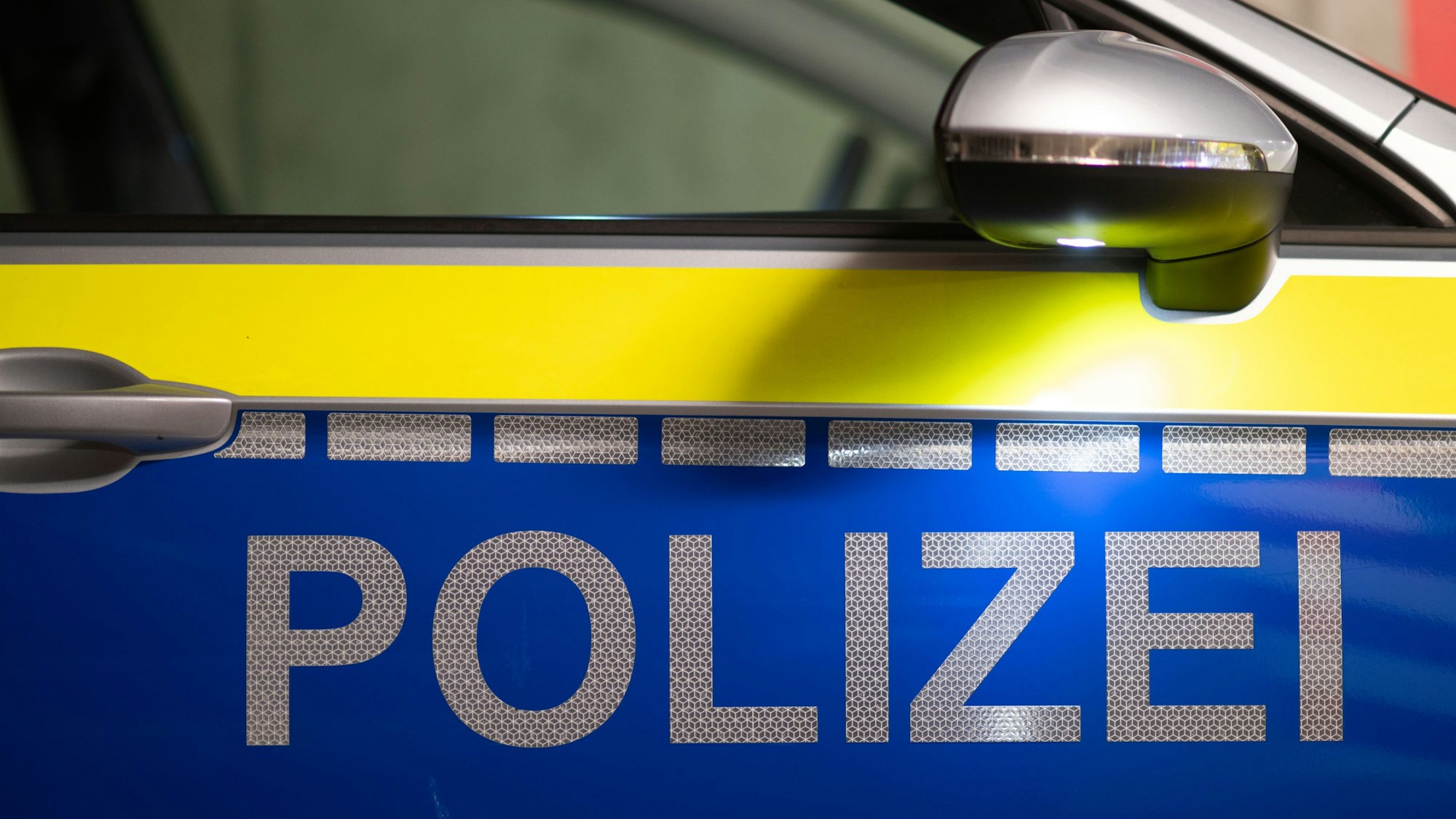 „Polizei“ ist auf der Tür eines Polizeiautos zu lesen. (Symbolbild)