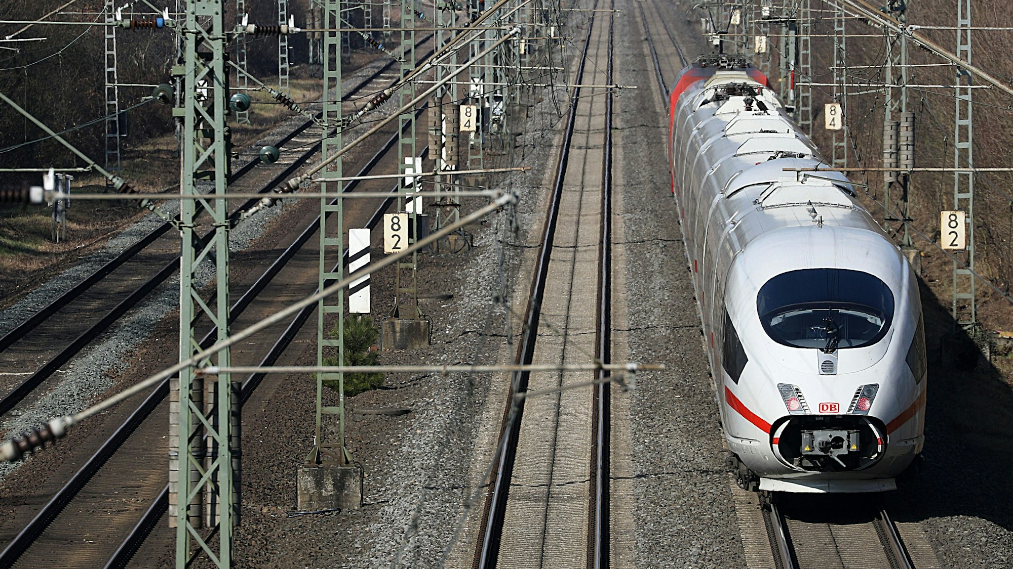 Ein ICE fährt in Leverkusen über die Bahnstrecke Köln – Düsseldorf. Vom 24. Mai bis 14. Juni wird der Fernverkehr über Opladen umgeleitet.
