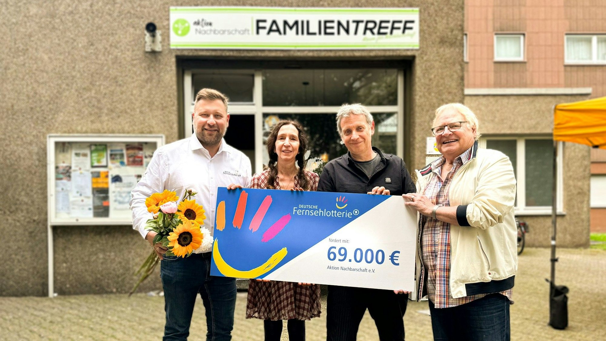 Fördermittelübergabe der DEUTSCHEN FERNSEHLOTTERIE in Köln an den gemeinnützigen Aktion Nachbarschaft e.V. – v.l.n.r.: Stephan Masch, Repräsentant der Deutschen Fernsehlotterie; Maria Anlager, ehrenamtliches Vorstandsmitglied & Schatzmeisterin des Vereins, Christian Baack, Geschäftsführer des Aktion Nachbarschaft e.V. und Udo Hanselmann, 1. Vorsitzender des Aktion Nachbarschaft e.V.
Foto: Max Thümmel